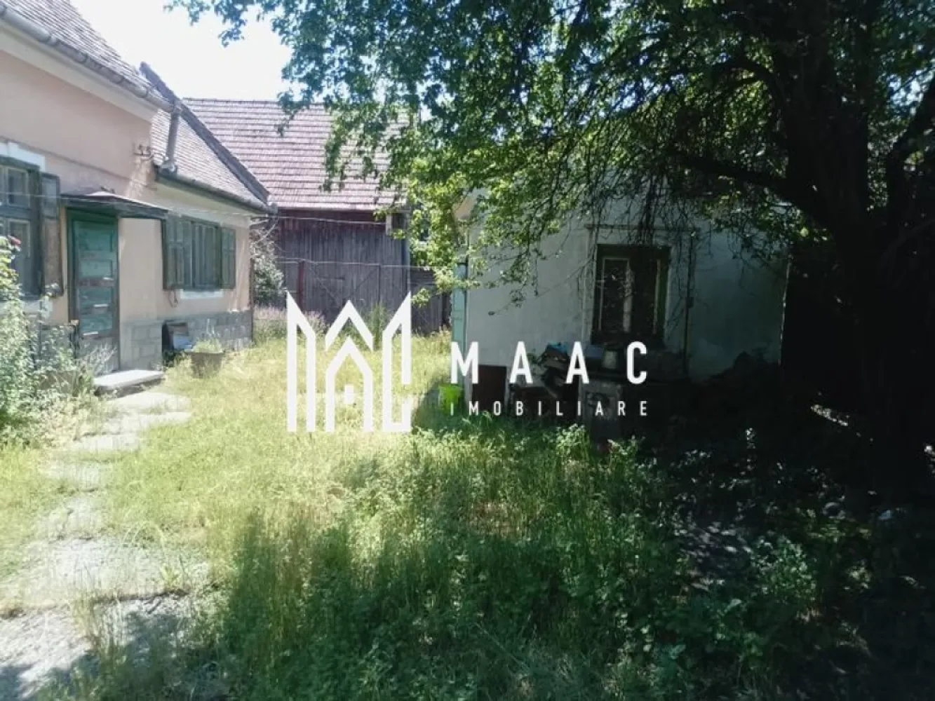 Casă 3 camere individuală | Turnisor, Sibiu | 604 teren - Casă individuală de vânzare în Turnisor, Sibiu, pe Strada Prelungirea Ogorului, cu 80 mp utili și teren de 604 mp. Proprietatea are 3 camere, 2 dormitoare, 1 baie și 1 bucătărie.

Detalii proprietate:
• Suprafață utilă 80 mp, suprafață construită 112 mp
• Teren de 604 mp
• Casă individuală
• Construită în 1956
• Structură din cărămidă și acoperiș din țiglă
• Stare: necesită renovare
• Compartimentare: hol de acces, bucătărie, sufragerie, dormitor, baie și pivniță
• Pod cu suprafață generoasă, ce poate fi amenajată
• Anexe gospodărești: șură și coteț pentru păsări
• Curte generoasă și două zone mari de grădină

Zonă și acces:
Turnisor este o zonă liniștită, cu acces facil către Sibiu. Proprietatea se află la aproximativ 20 de minute de mers pe jos până la Aeroportul Internațional Sibiu.

Pentru mai multe detalii și programarea unei vizionări, contactați-ne și menționați codul CP3171304.