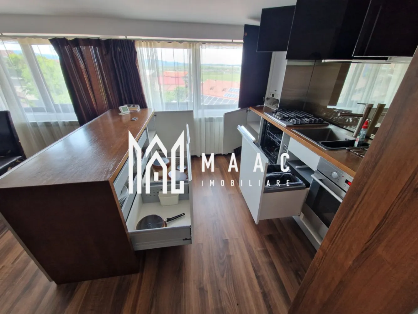 Apartament 3 camere decomandat | Tilișca, Sibiu | 70 mp, parcare - Apartament modern cu 3 camere, de închiriat în zona Ștrand – Tilișca din Sibiu: 70 mp utili, decomandat, etaj 4 din 4, parcare inclusă.
Detalii proprietate:
• 3 camere, 2 dormitoare matrimoniale, 1 baie, bucătărie și hol
• 70 mp utili și 98 mp construiți
• Compartimentare decomandată, confort 1
• Etaj 4 din 4, imobil construit în 2000
• 1 loc de parcare inclus și 1 balcon
• Complet mobilat și utilat, cu finisaje moderne și mobilier de calitate
• Centrală termică proprie, TV în living și dormitoare
• Mașină de spălat rufe, mașină de spălat vase
• Frigider cu congelator, cuptor și plită
• Spații generoase de depozitare

Zonă și acces:
Proprietatea este amplasată într-o vilă exclusivistă cu doar 4 apartamente, câte unul pe nivel, într-o zonă apreciată pentru intimitate și liniște. Beneficiază de vedere panoramică asupra orașului și împrejurimilor, iar locația oferă acces rapid către centre comerciale, școli, grădinițe, mijloace de transport în comun și zone verzi. Garaj închis disponibil opțional, plus stație de încărcare pentru mașini electrice de până la 22 kW.

Pentru detalii și programarea unei vizionări, contactați echipa MAAC Imobiliare și menționați codul CP3171404.