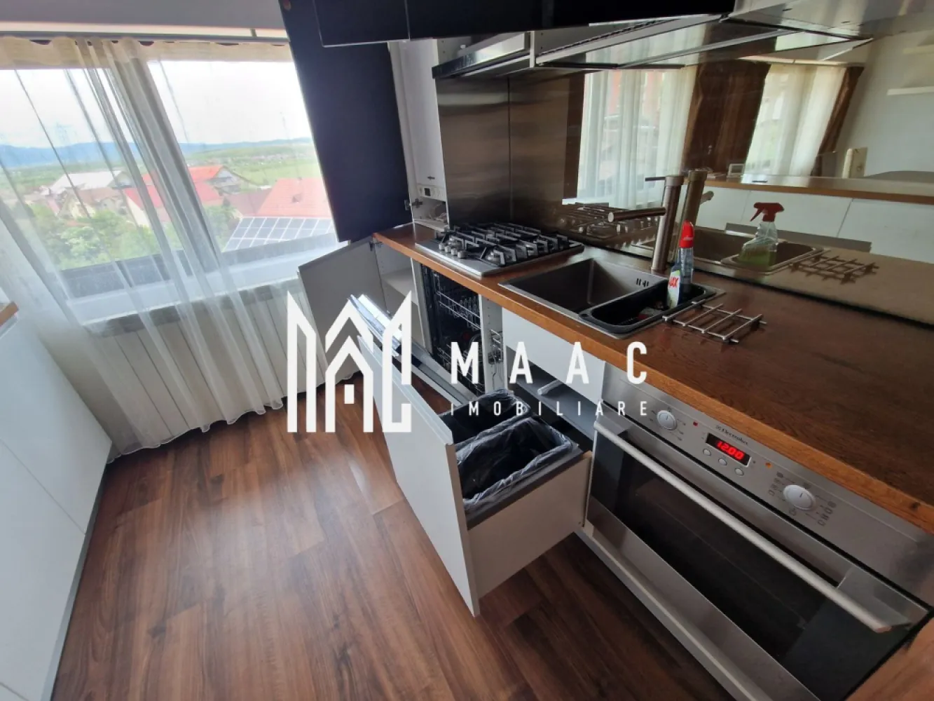 Apartament 3 camere decomandat | Tilișca, Sibiu | 70 mp, parcare - Apartament modern cu 3 camere, de închiriat în zona Ștrand – Tilișca din Sibiu: 70 mp utili, decomandat, etaj 4 din 4, parcare inclusă.
Detalii proprietate:
• 3 camere, 2 dormitoare matrimoniale, 1 baie, bucătărie și hol
• 70 mp utili și 98 mp construiți
• Compartimentare decomandată, confort 1
• Etaj 4 din 4, imobil construit în 2000
• 1 loc de parcare inclus și 1 balcon
• Complet mobilat și utilat, cu finisaje moderne și mobilier de calitate
• Centrală termică proprie, TV în living și dormitoare
• Mașină de spălat rufe, mașină de spălat vase
• Frigider cu congelator, cuptor și plită
• Spații generoase de depozitare

Zonă și acces:
Proprietatea este amplasată într-o vilă exclusivistă cu doar 4 apartamente, câte unul pe nivel, într-o zonă apreciată pentru intimitate și liniște. Beneficiază de vedere panoramică asupra orașului și împrejurimilor, iar locația oferă acces rapid către centre comerciale, școli, grădinițe, mijloace de transport în comun și zone verzi. Garaj închis disponibil opțional, plus stație de încărcare pentru mașini electrice de până la 22 kW.

Pentru detalii și programarea unei vizionări, contactați echipa MAAC Imobiliare și menționați codul CP3171404.