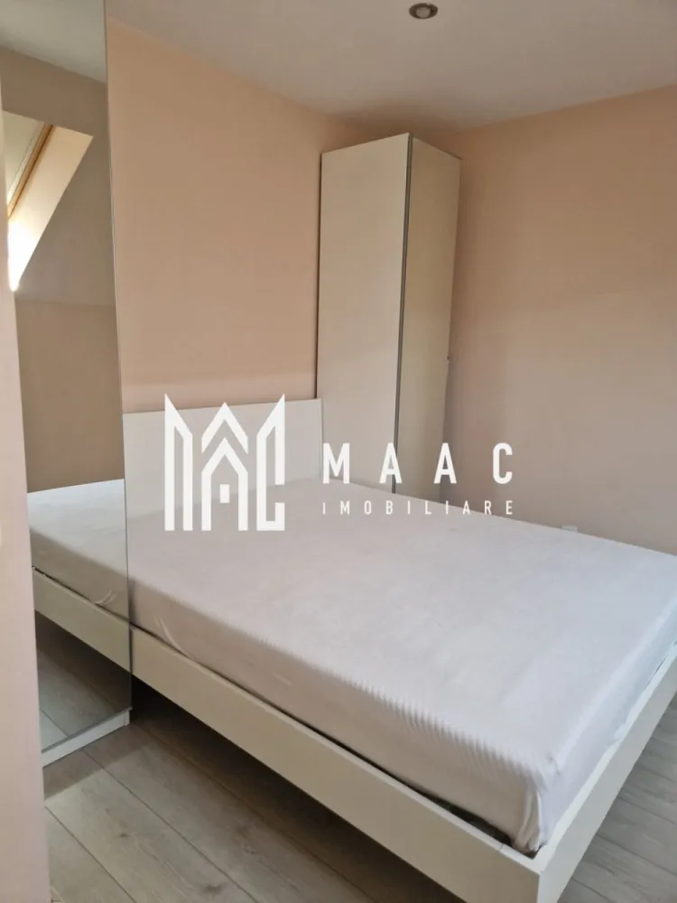Apartament 3 camere decomandat | Tilișca, Sibiu | 70 mp, parcare - Apartament modern cu 3 camere, de închiriat în zona Ștrand – Tilișca din Sibiu: 70 mp utili, decomandat, etaj 4 din 4, parcare inclusă.
Detalii proprietate:
• 3 camere, 2 dormitoare matrimoniale, 1 baie, bucătărie și hol
• 70 mp utili și 98 mp construiți
• Compartimentare decomandată, confort 1
• Etaj 4 din 4, imobil construit în 2000
• 1 loc de parcare inclus și 1 balcon
• Complet mobilat și utilat, cu finisaje moderne și mobilier de calitate
• Centrală termică proprie, TV în living și dormitoare
• Mașină de spălat rufe, mașină de spălat vase
• Frigider cu congelator, cuptor și plită
• Spații generoase de depozitare

Zonă și acces:
Proprietatea este amplasată într-o vilă exclusivistă cu doar 4 apartamente, câte unul pe nivel, într-o zonă apreciată pentru intimitate și liniște. Beneficiază de vedere panoramică asupra orașului și împrejurimilor, iar locația oferă acces rapid către centre comerciale, școli, grădinițe, mijloace de transport în comun și zone verzi. Garaj închis disponibil opțional, plus stație de încărcare pentru mașini electrice de până la 22 kW.

Pentru detalii și programarea unei vizionări, contactați echipa MAAC Imobiliare și menționați codul CP3171404.
