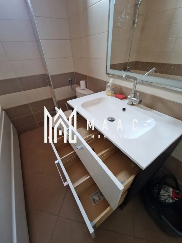 Apartament 3 camere decomandat | Tilișca, Sibiu | 70 mp, parcare - Apartament modern cu 3 camere, de închiriat în zona Ștrand – Tilișca din Sibiu: 70 mp utili, decomandat, etaj 4 din 4, parcare inclusă.
Detalii proprietate:
• 3 camere, 2 dormitoare matrimoniale, 1 baie, bucătărie și hol
• 70 mp utili și 98 mp construiți
• Compartimentare decomandată, confort 1
• Etaj 4 din 4, imobil construit în 2000
• 1 loc de parcare inclus și 1 balcon
• Complet mobilat și utilat, cu finisaje moderne și mobilier de calitate
• Centrală termică proprie, TV în living și dormitoare
• Mașină de spălat rufe, mașină de spălat vase
• Frigider cu congelator, cuptor și plită
• Spații generoase de depozitare

Zonă și acces:
Proprietatea este amplasată într-o vilă exclusivistă cu doar 4 apartamente, câte unul pe nivel, într-o zonă apreciată pentru intimitate și liniște. Beneficiază de vedere panoramică asupra orașului și împrejurimilor, iar locația oferă acces rapid către centre comerciale, școli, grădinițe, mijloace de transport în comun și zone verzi. Garaj închis disponibil opțional, plus stație de încărcare pentru mașini electrice de până la 22 kW.

Pentru detalii și programarea unei vizionări, contactați echipa MAAC Imobiliare și menționați codul CP3171404.