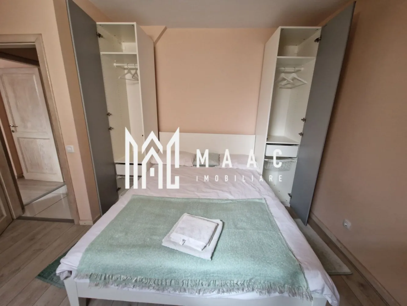Apartament 3 camere decomandat | Tilișca, Sibiu | 70 mp, parcare - Apartament modern cu 3 camere, de închiriat în zona Ștrand – Tilișca din Sibiu: 70 mp utili, decomandat, etaj 4 din 4, parcare inclusă.
Detalii proprietate:
• 3 camere, 2 dormitoare matrimoniale, 1 baie, bucătărie și hol
• 70 mp utili și 98 mp construiți
• Compartimentare decomandată, confort 1
• Etaj 4 din 4, imobil construit în 2000
• 1 loc de parcare inclus și 1 balcon
• Complet mobilat și utilat, cu finisaje moderne și mobilier de calitate
• Centrală termică proprie, TV în living și dormitoare
• Mașină de spălat rufe, mașină de spălat vase
• Frigider cu congelator, cuptor și plită
• Spații generoase de depozitare

Zonă și acces:
Proprietatea este amplasată într-o vilă exclusivistă cu doar 4 apartamente, câte unul pe nivel, într-o zonă apreciată pentru intimitate și liniște. Beneficiază de vedere panoramică asupra orașului și împrejurimilor, iar locația oferă acces rapid către centre comerciale, școli, grădinițe, mijloace de transport în comun și zone verzi. Garaj închis disponibil opțional, plus stație de încărcare pentru mașini electrice de până la 22 kW.

Pentru detalii și programarea unei vizionări, contactați echipa MAAC Imobiliare și menționați codul CP3171404.