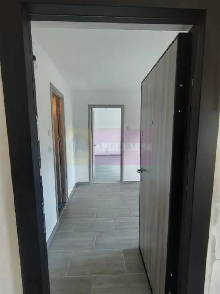 Garsonieră spațioasă de vânzare - Vitan, la câteva minute de Mall Vitan. - Agentia Imobiliara Apulum 94, va propune spre vanzare
Garsonieră confortabilă, cu o suprafață de 42mp,etaj 4/4, an construcție 1990, situată în zona Vitan Mall, una dintre cele mai căutate zone din București. 
Locuința beneficiază de o compartimentare practică, camere luminoase și spații generoase. 
Zona este foarte bine conectată la mijloacele de transport în comun și dispune de acces rapid către centre comerciale, restaurante, școli, grădinițe și, alte puncte de interes. 
Terasa blocului a fost reabilitata in decembrie 2025