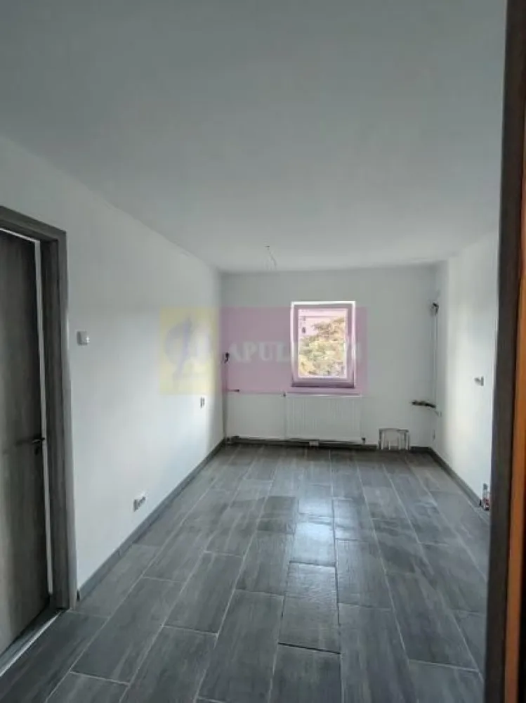Garsonieră spațioasă de vânzare - Vitan, la câteva minute de Mall Vitan. - Agentia Imobiliara Apulum 94, va propune spre vanzare
Garsonieră confortabilă, cu o suprafață de 42mp,etaj 4/4, an construcție 1990, situată în zona Vitan Mall, una dintre cele mai căutate zone din București. 
Locuința beneficiază de o compartimentare practică, camere luminoase și spații generoase. 
Zona este foarte bine conectată la mijloacele de transport în comun și dispune de acces rapid către centre comerciale, restaurante, școli, grădinițe și, alte puncte de interes. 
Terasa blocului a fost reabilitata in decembrie 2025
