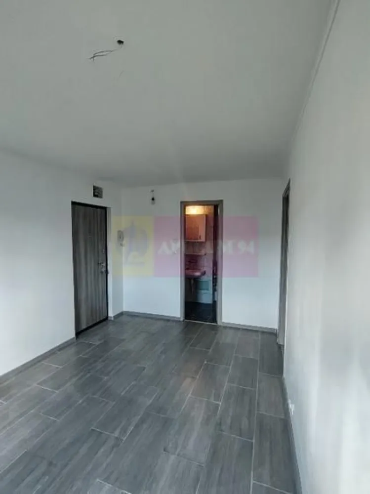 Garsonieră spațioasă de vânzare - Vitan, la câteva minute de Mall Vitan. - Agentia Imobiliara Apulum 94, va propune spre vanzare
Garsonieră confortabilă, cu o suprafață de 42mp,etaj 4/4, an construcție 1990, situată în zona Vitan Mall, una dintre cele mai căutate zone din București. 
Locuința beneficiază de o compartimentare practică, camere luminoase și spații generoase. 
Zona este foarte bine conectată la mijloacele de transport în comun și dispune de acces rapid către centre comerciale, restaurante, școli, grădinițe și, alte puncte de interes. 
Terasa blocului a fost reabilitata in decembrie 2025