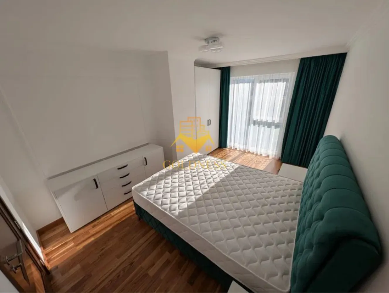 2 camere open space, Premium, Sopor, Profi, Iulius Mall, Gheorgheni - GOLDNESS Imobiliare vă propune spre închiriere un apartament cu 2 camere complet mobilat și utilat, la etajul 4 într-un imobil de 6 etaje, în Cartierul Gheorgheni.
Posibiliatate de parcare in zona, pe langa bloc.
Se află în apropierea stațiilor de transport în comun, magazine, restaurante, spații verzi, farmacii, etc. 

Apartamentul este compartimentat astfel:
 - dormitor cu pat matrimonial, dressing, noptiere
 - living cu bucatarie open space complet utilată și mobilată, canapea extensibilă, loc de servit masa 
 - baie cu cabina de dus, calorifer port prosop și dulap pentru depozitare.
 - terasa de 10 mp.

Imobilul este dotat cu toate cele necesare- centrală proprie, frigider, aragaz, hotă, mașină de spălat haine, etc. 

Dacă sunteți interesați de acest apartament și doriți să îl vizionați, dar și pentru alte oferte nu ezitați să ne contactați telefonic sau prin e-mail. Vă stăm la dispoziție!
Pentru intermediere se percepe un comision de 50% din prețul chiriei!