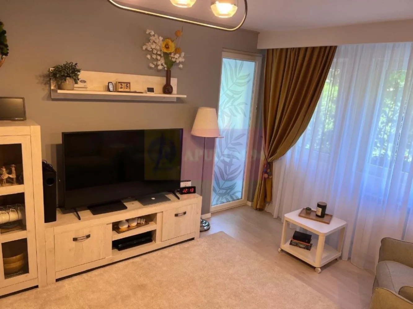 Apartament 3 camere, mobilat, Camil Ressu - Agentia Imobiliara Apulum 94
Vinde apartament cu 3 camere, situat în București, Sector 3, pe Bulevardul Camil Ressu , într-o zonă foarte bine conectată și apreciată, la aproximativ 10 minute de mers pe jos de stația de metrou Dristor/Nicolae Grigorescu.

Apartamentul are o suprafață totală de 70 mp, este situat la etajul 2 și se află într-un bloc reabilitat termic, construit în anul 1969. Fiind poziționat pe mijlocul blocului, locuința este foarte călduroasă și eficientă din punct de vedere termic.

Compartimentarea este semidecomandată, confort 1, cu spații bine organizate și 2 balcoane, beneficiind de vedere către parc. Apartamentul a fost complet renovat, inclusiv instalația electrică și instalația sanitară și se vinde complet mobilat și utilat, gata de mutare.

Apartamentul dispune de dressing, aer condiționat Gree, tâmplărie termopan, masina de spalat + uscator, masina de spalat vase incorporata, frigider. Este o locuință aerisita, amenajata pentru o familie care doreste sa se simta acasa, datorită poziției excelente și accesului rapid la mijloace de transport, zone comerciale și spații verzi.

În imediata apropiere se află Mall Park Lake, Parcul IOR, Piața Râmnicu Sărat, Piața Ambrozie, magazine iar la 3 minute Scoala nr. 88, 2 grădinițe, și mijloace de transport în comun.

Loc de parcare vizibil de la balcon.