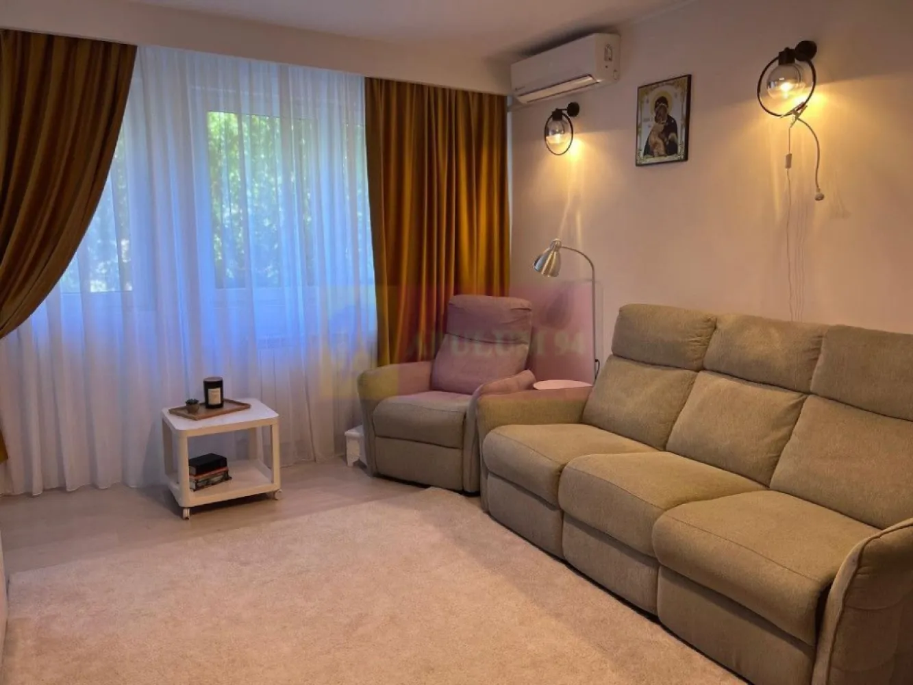 Apartament 3 camere, mobilat, Camil Ressu - Agentia Imobiliara Apulum 94
Vinde apartament cu 3 camere, situat în București, Sector 3, pe Bulevardul Camil Ressu , într-o zonă foarte bine conectată și apreciată, la aproximativ 10 minute de mers pe jos de stația de metrou Dristor/Nicolae Grigorescu.

Apartamentul are o suprafață totală de 70 mp, este situat la etajul 2 și se află într-un bloc reabilitat termic, construit în anul 1969. Fiind poziționat pe mijlocul blocului, locuința este foarte călduroasă și eficientă din punct de vedere termic.

Compartimentarea este semidecomandată, confort 1, cu spații bine organizate și 2 balcoane, beneficiind de vedere către parc. Apartamentul a fost complet renovat, inclusiv instalația electrică și instalația sanitară și se vinde complet mobilat și utilat, gata de mutare.

Apartamentul dispune de dressing, aer condiționat Gree, tâmplărie termopan, masina de spalat + uscator, masina de spalat vase incorporata, frigider. Este o locuință aerisita, amenajata pentru o familie care doreste sa se simta acasa, datorită poziției excelente și accesului rapid la mijloace de transport, zone comerciale și spații verzi.

În imediata apropiere se află Mall Park Lake, Parcul IOR, Piața Râmnicu Sărat, Piața Ambrozie, magazine iar la 3 minute Scoala nr. 88, 2 grădinițe, și mijloace de transport în comun.

Loc de parcare vizibil de la balcon.