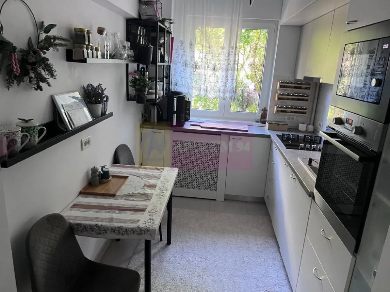 Apartament 3 camere, mobilat, Camil Ressu - Agentia Imobiliara Apulum 94
Vinde apartament cu 3 camere, situat în București, Sector 3, pe Bulevardul Camil Ressu , într-o zonă foarte bine conectată și apreciată, la aproximativ 10 minute de mers pe jos de stația de metrou Dristor/Nicolae Grigorescu.

Apartamentul are o suprafață totală de 70 mp, este situat la etajul 2 și se află într-un bloc reabilitat termic, construit în anul 1969. Fiind poziționat pe mijlocul blocului, locuința este foarte călduroasă și eficientă din punct de vedere termic.

Compartimentarea este semidecomandată, confort 1, cu spații bine organizate și 2 balcoane, beneficiind de vedere către parc. Apartamentul a fost complet renovat, inclusiv instalația electrică și instalația sanitară și se vinde complet mobilat și utilat, gata de mutare.

Apartamentul dispune de dressing, aer condiționat Gree, tâmplărie termopan, masina de spalat + uscator, masina de spalat vase incorporata, frigider. Este o locuință aerisita, amenajata pentru o familie care doreste sa se simta acasa, datorită poziției excelente și accesului rapid la mijloace de transport, zone comerciale și spații verzi.

În imediata apropiere se află Mall Park Lake, Parcul IOR, Piața Râmnicu Sărat, Piața Ambrozie, magazine iar la 3 minute Scoala nr. 88, 2 grădinițe, și mijloace de transport în comun.

Loc de parcare vizibil de la balcon.