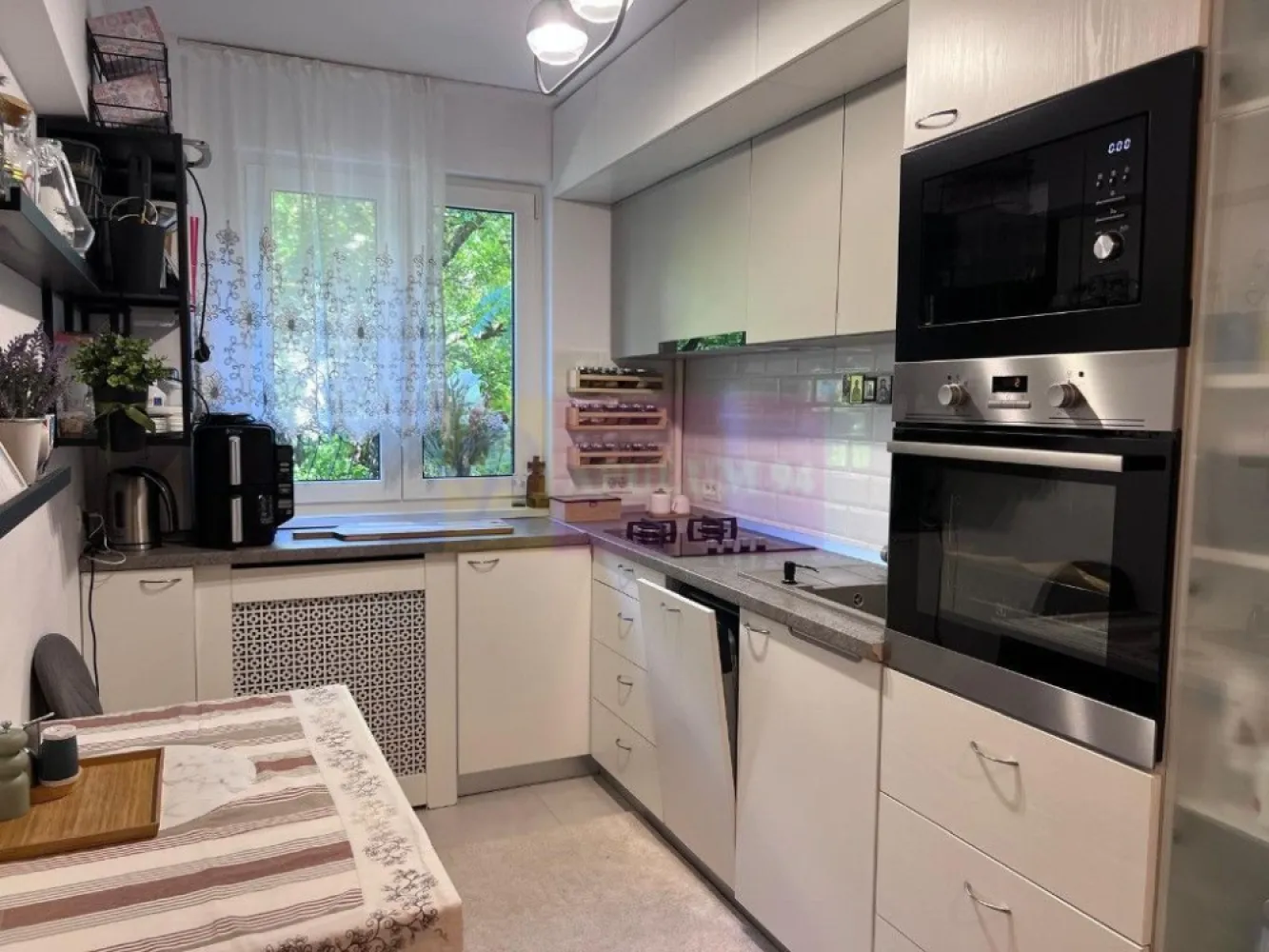 Apartament 3 camere, mobilat, Camil Ressu - Agentia Imobiliara Apulum 94
Vinde apartament cu 3 camere, situat în București, Sector 3, pe Bulevardul Camil Ressu , într-o zonă foarte bine conectată și apreciată, la aproximativ 10 minute de mers pe jos de stația de metrou Dristor/Nicolae Grigorescu.

Apartamentul are o suprafață totală de 70 mp, este situat la etajul 2 și se află într-un bloc reabilitat termic, construit în anul 1969. Fiind poziționat pe mijlocul blocului, locuința este foarte călduroasă și eficientă din punct de vedere termic.

Compartimentarea este semidecomandată, confort 1, cu spații bine organizate și 2 balcoane, beneficiind de vedere către parc. Apartamentul a fost complet renovat, inclusiv instalația electrică și instalația sanitară și se vinde complet mobilat și utilat, gata de mutare.

Apartamentul dispune de dressing, aer condiționat Gree, tâmplărie termopan, masina de spalat + uscator, masina de spalat vase incorporata, frigider. Este o locuință aerisita, amenajata pentru o familie care doreste sa se simta acasa, datorită poziției excelente și accesului rapid la mijloace de transport, zone comerciale și spații verzi.

În imediata apropiere se află Mall Park Lake, Parcul IOR, Piața Râmnicu Sărat, Piața Ambrozie, magazine iar la 3 minute Scoala nr. 88, 2 grădinițe, și mijloace de transport în comun.

Loc de parcare vizibil de la balcon.