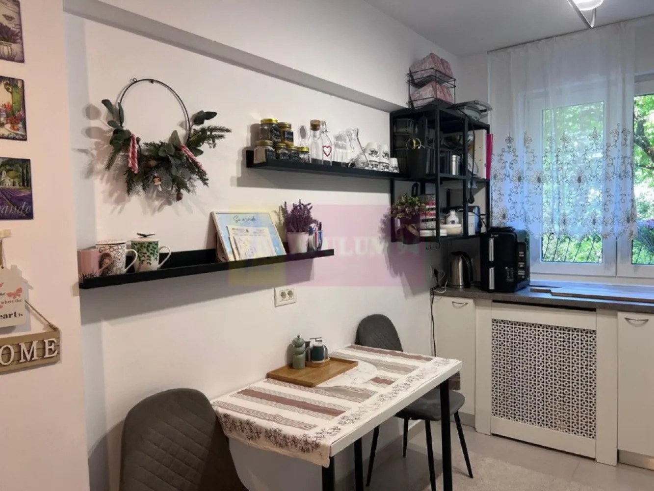 Apartament 3 camere, mobilat, Camil Ressu - Agentia Imobiliara Apulum 94
Vinde apartament cu 3 camere, situat în București, Sector 3, pe Bulevardul Camil Ressu , într-o zonă foarte bine conectată și apreciată, la aproximativ 10 minute de mers pe jos de stația de metrou Dristor/Nicolae Grigorescu.

Apartamentul are o suprafață totală de 70 mp, este situat la etajul 2 și se află într-un bloc reabilitat termic, construit în anul 1969. Fiind poziționat pe mijlocul blocului, locuința este foarte călduroasă și eficientă din punct de vedere termic.

Compartimentarea este semidecomandată, confort 1, cu spații bine organizate și 2 balcoane, beneficiind de vedere către parc. Apartamentul a fost complet renovat, inclusiv instalația electrică și instalația sanitară și se vinde complet mobilat și utilat, gata de mutare.

Apartamentul dispune de dressing, aer condiționat Gree, tâmplărie termopan, masina de spalat + uscator, masina de spalat vase incorporata, frigider. Este o locuință aerisita, amenajata pentru o familie care doreste sa se simta acasa, datorită poziției excelente și accesului rapid la mijloace de transport, zone comerciale și spații verzi.

În imediata apropiere se află Mall Park Lake, Parcul IOR, Piața Râmnicu Sărat, Piața Ambrozie, magazine iar la 3 minute Scoala nr. 88, 2 grădinițe, și mijloace de transport în comun.

Loc de parcare vizibil de la balcon.