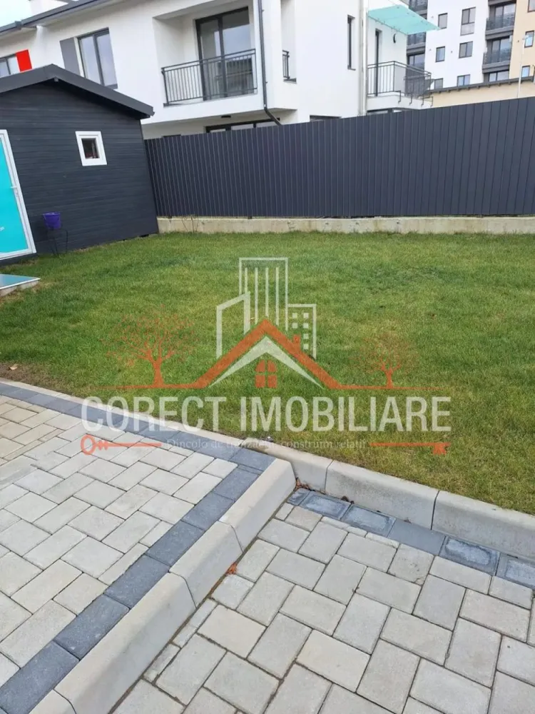 Casă Premium în Cartierul Panoramic | 120 mp utili | 400 mp teren | Co - Casa pe care o cauți te așteaptă în Cartierul Panoramic – Str. Iancu Jianu!

Disponibilă spre vânzare, această locuință tip duplex, construită cu perete dublu pentru un plus de confort și izolare, oferă tot ce ai nevoie pentru o viață liniștită și confortabilă.

✅ Teren generos de 400 mp cu curte individuală
✅ Curte pavată cu 3 locuri de parcare
✅ Grădină amenajată cu gazon și sistem de irigare
✅ Anexă pentru depozitare
✅ Poartă automatizată, videointerfon și sistem de supraveghere video

Compartimentare practică și modernă:
• Parter: living spațios, bucătărie, baie și terasă generoasă
• Etaj: 3 dormitoare, baie, dressing și 2 balcoane

Locuința dispune de 120 mp utili și se vinde complet mobilată și utilată, fiind pregătită pentru mutare imediată.

Dacă îți dorești o casă modernă, cu intimitate, curte proprie și toate facilitățile necesare unei familii, aceasta poate fi alegerea perfectă.

📞 Pentru programarea unei vizionări, vă rugăm să sunați la numărul afișat. Vă invităm să descoperiți personal toate avantajele acestei proprietăți!