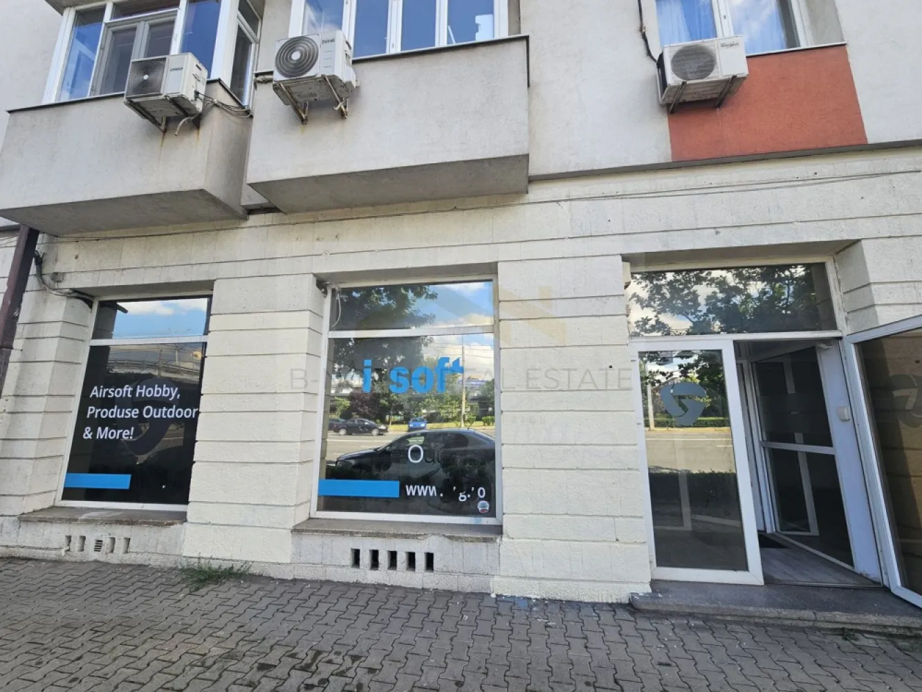 Spațiu comercial 205 mp, vitrină stradală 18 m, Calea Griviței – Pod Basarab - B-North Real Estate vă prezintă spre închiriere un spațiu comercial generos, situat pe Calea Griviței, în zona Pod Basarab / Gara de Nord, cu vizibilitate foarte bună, vitrină stradală și acces direct din exterior.

Spațiul are o suprafață utilă de aproximativ 205 mp și este amplasat la parterul unui imobil, într-o zonă cu trafic auto și pietonal, acces facil către Pod Basarab, Gara de Nord, Bulevardul Nicolae Titulescu, Piața Victoriei și zona centrală a Bucureștiului.

Proprietatea beneficiază de vitrine generoase la stradă, acces direct pentru clienți și o compartimentare flexibilă, cu zonă open space amplă și încăperi secundare, fiind potrivită pentru multiple tipuri de activități comerciale sau de servicii.

Spațiul a fost utilizat anterior pentru activitate de tip showroom / service, iar configurația actuală permite adaptarea rapidă pentru diverse businessuri.

Potrivit pentru:
showroom;
magazin specializat;
birouri / sediu firmă;
clinică / cabinet medical;
centru educațional / training;
salon / servicii beauty;
pet shop;
servicii cu public;
activități comerciale;
centru operațional sau punct de lucru.
Avantaje principale:
aprox. 220 mp utili;
parter cu acces direct;
vitrină stradală generoasă;
vizibilitate bună din Calea Griviței;
zonă cu trafic auto și pietonal;
spațiu open space amplu;
compartimentare flexibilă;
potrivit pentru activități comerciale, servicii sau birouri;
acces rapid către Pod Basarab, Gara de Nord, Titulescu și Piața Victoriei;
posibilitate de amenajare în funcție de activitatea chiriașului.

Spațiul reprezintă o oportunitate foarte bună pentru o firmă care caută o locație vizibilă, cu suprafață generoasă, acces facil și expunere într-o zonă cunoscută a Bucureștiului.

Pentru informații suplimentare sau pentru programarea unei vizionări, vă rugăm să contactați B-North Real Estate.