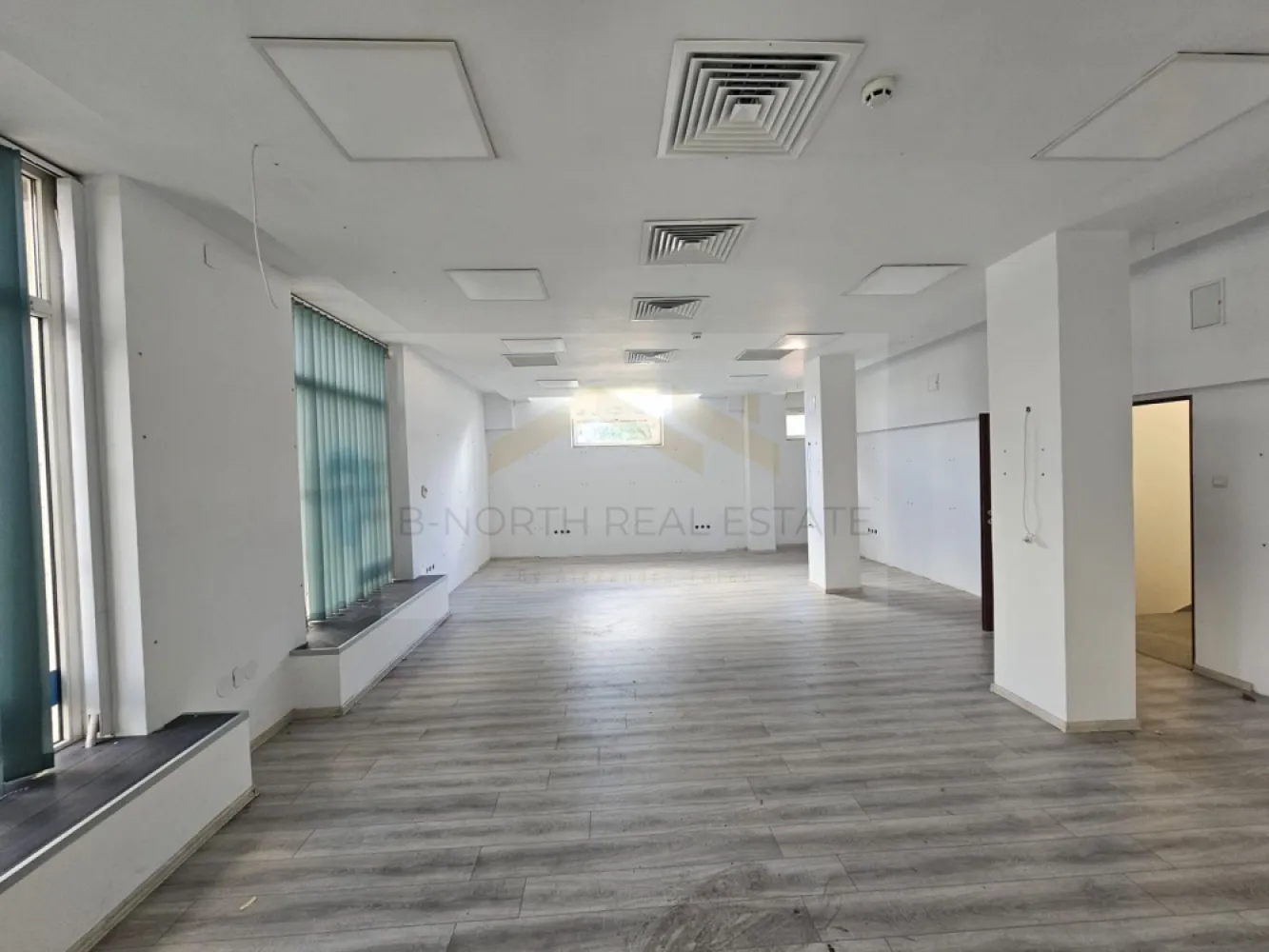Spațiu comercial 205 mp, vitrină stradală 18 m, Calea Griviței – Pod Basarab - B-North Real Estate vă prezintă spre închiriere un spațiu comercial generos, situat pe Calea Griviței, în zona Pod Basarab / Gara de Nord, cu vizibilitate foarte bună, vitrină stradală și acces direct din exterior.

Spațiul are o suprafață utilă de aproximativ 205 mp și este amplasat la parterul unui imobil, într-o zonă cu trafic auto și pietonal, acces facil către Pod Basarab, Gara de Nord, Bulevardul Nicolae Titulescu, Piața Victoriei și zona centrală a Bucureștiului.

Proprietatea beneficiază de vitrine generoase la stradă, acces direct pentru clienți și o compartimentare flexibilă, cu zonă open space amplă și încăperi secundare, fiind potrivită pentru multiple tipuri de activități comerciale sau de servicii.

Spațiul a fost utilizat anterior pentru activitate de tip showroom / service, iar configurația actuală permite adaptarea rapidă pentru diverse businessuri.

Potrivit pentru:
showroom;
magazin specializat;
birouri / sediu firmă;
clinică / cabinet medical;
centru educațional / training;
salon / servicii beauty;
pet shop;
servicii cu public;
activități comerciale;
centru operațional sau punct de lucru.
Avantaje principale:
aprox. 220 mp utili;
parter cu acces direct;
vitrină stradală generoasă;
vizibilitate bună din Calea Griviței;
zonă cu trafic auto și pietonal;
spațiu open space amplu;
compartimentare flexibilă;
potrivit pentru activități comerciale, servicii sau birouri;
acces rapid către Pod Basarab, Gara de Nord, Titulescu și Piața Victoriei;
posibilitate de amenajare în funcție de activitatea chiriașului.

Spațiul reprezintă o oportunitate foarte bună pentru o firmă care caută o locație vizibilă, cu suprafață generoasă, acces facil și expunere într-o zonă cunoscută a Bucureștiului.

Pentru informații suplimentare sau pentru programarea unei vizionări, vă rugăm să contactați B-North Real Estate.