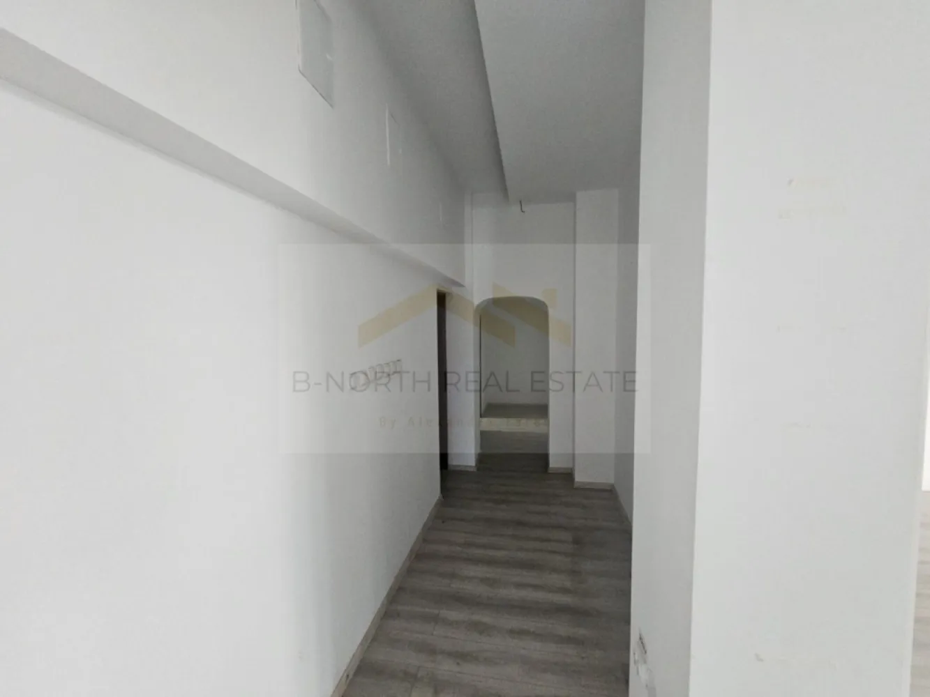 Spațiu comercial 205 mp, vitrină stradală 18 m, Calea Griviței – Pod Basarab - B-North Real Estate vă prezintă spre închiriere un spațiu comercial generos, situat pe Calea Griviței, în zona Pod Basarab / Gara de Nord, cu vizibilitate foarte bună, vitrină stradală și acces direct din exterior.

Spațiul are o suprafață utilă de aproximativ 205 mp și este amplasat la parterul unui imobil, într-o zonă cu trafic auto și pietonal, acces facil către Pod Basarab, Gara de Nord, Bulevardul Nicolae Titulescu, Piața Victoriei și zona centrală a Bucureștiului.

Proprietatea beneficiază de vitrine generoase la stradă, acces direct pentru clienți și o compartimentare flexibilă, cu zonă open space amplă și încăperi secundare, fiind potrivită pentru multiple tipuri de activități comerciale sau de servicii.

Spațiul a fost utilizat anterior pentru activitate de tip showroom / service, iar configurația actuală permite adaptarea rapidă pentru diverse businessuri.

Potrivit pentru:
showroom;
magazin specializat;
birouri / sediu firmă;
clinică / cabinet medical;
centru educațional / training;
salon / servicii beauty;
pet shop;
servicii cu public;
activități comerciale;
centru operațional sau punct de lucru.
Avantaje principale:
aprox. 220 mp utili;
parter cu acces direct;
vitrină stradală generoasă;
vizibilitate bună din Calea Griviței;
zonă cu trafic auto și pietonal;
spațiu open space amplu;
compartimentare flexibilă;
potrivit pentru activități comerciale, servicii sau birouri;
acces rapid către Pod Basarab, Gara de Nord, Titulescu și Piața Victoriei;
posibilitate de amenajare în funcție de activitatea chiriașului.

Spațiul reprezintă o oportunitate foarte bună pentru o firmă care caută o locație vizibilă, cu suprafață generoasă, acces facil și expunere într-o zonă cunoscută a Bucureștiului.

Pentru informații suplimentare sau pentru programarea unei vizionări, vă rugăm să contactați B-North Real Estate.