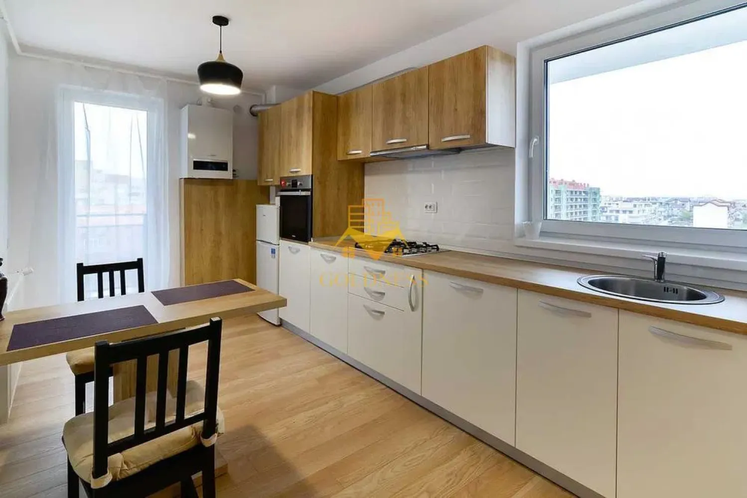 2 camere, Marasti, Zona Dorobantilor, FSEGA, Gheorgheni, Iulius Mall - GOLDNESS Imobiliare vă propune spre închiriere un apartament cu 2 camere complet mobilat și utilat, la etajul 3 într-un imobil de 4 etaje, în Cartierul Marasti.
Se află în apropierea stațiilor de transport în comun, magazine, restaurante, spații verzi, farmacii, etc. 

Apartamentul este compartimentat astfel:
 - dormitor cu pat matrimonial, dressing, noptiere
 - living cu bucatarie open space complet utilată și mobilată, canapea extensibilă, loc de servit masa 
 - baie cu cada, calorifer port prosop și dulap pentru depozitare.
 - 2 terase de aprox. 10 mp.

Imobilul este dotat cu toate cele necesare- centrală proprie, frigider, aragaz, hotă, mașină de spălat haine, etc. 

Dacă sunteți interesați de acest apartament și doriți să îl vizionați, dar și pentru alte oferte nu ezitați să ne contactați telefonic sau prin e-mail. Vă stăm la dispoziție!
Pentru intermediere se percepe un comision de 50% din prețul chiriei!