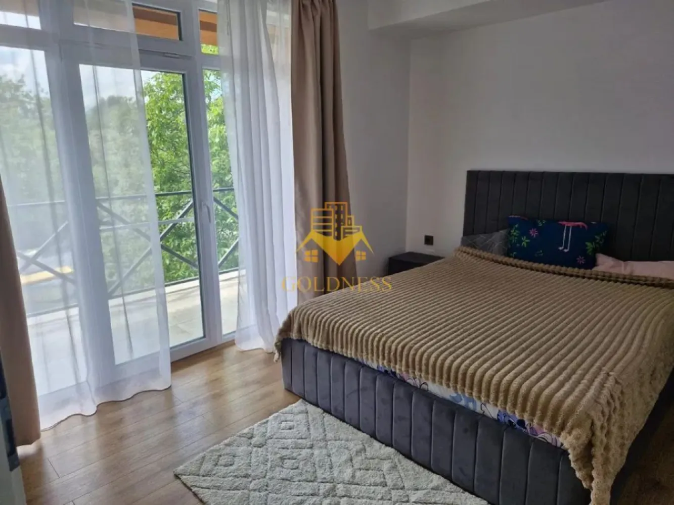 3 camere open-space, Parcare, Zona Fabricii, Piata Oser, Hornbach - GOLDNESS Imobiliare vă propune spre închiriere un apartament cu 3 camere complet mobilat și utilat, la etajul 1 într-un imobil de 2 etaje, în Cartierul Bulgaria!
Parcare inclusa!
Se află în apropierea stațiilor de transport în comun, magazine, restaurante, spații verzi, farmacii, etc. 

Apartamentul este compartimentat astfel:
 - dormitor cu pat matrimonial, dressing, noptiere, iesire pe balcon
 - dormitor cu pat matrimonial, dressing. birou
 - living cu bucatarie open space complet utilată și mobilată, canapea, loc de servit masa 
 - baie cu dus walk-in, calorifer port prosop și dulap pentru depozitare.
 - balcon 4 mp.

Imobilul este dotat cu toate cele necesare- centrală proprie, frigider, aragaz, hotă, mașină de spălat haine, etc. 

Dacă sunteți interesați de acest apartament și doriți să îl vizionați, dar și pentru alte oferte nu ezitați să ne contactați telefonic sau prin e-mail. Vă stăm la dispoziție!
Pentru intermediere se percepe un comision de 50% din prețul chiriei!