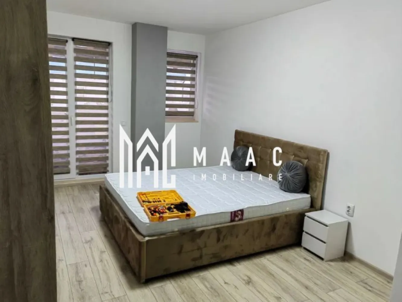 Apartament 2 camere | Decomandat | Terasa | Parcare | Zona Trunisor - MAAC Imobiliare ofera spre inchiriere apartament de 2 camere, complet mobilat si utilat, in zona Turnisor.

Locuinta decomandata, are suprafata utila de 60mp si este alcatuita din 2 dormitoare cu pat matrimonial (saltele noi) si SMART TV, bucatarie inchisa cu toate facilitatile, baie spatioasa cu geam mare, cada si uscator de rufe electric, hol si terasa cu zona de gratar si uscator de rufe.

Apartamentul are un loc de parcare propriu. Este situat in zona avantajoasa, fiind aproape de magazine, farmacii, la 10 minute de mers cu masina de centru/mall.

Se accepta cu animale de companie daca se achita 2 garantii in avans si se inchiriaza pe perioada minima de 12 luni.

Disponibilitate incepand cu data de 1 septembrie 2024.

Pentru mai multe detalii precizati telefonic ca ati vazut anuntul cu ID: CP2082528