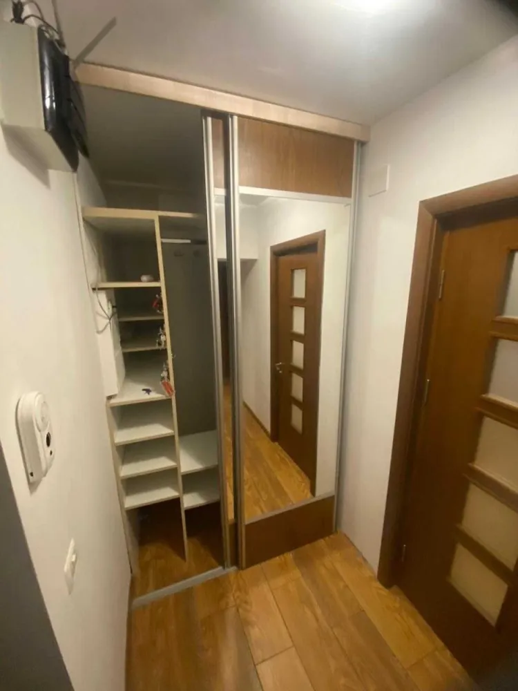 Ap 2 camere, Unirii, Centrul Vechi și pentru birou. - Inchiriem ap. 2 camere, decomandat, 80 mp, mobilat, utilat, centrala termica, baie cu cada, 2 grupuri sanitare, multiple spatii de depozitare, central, 2 min metrou, parc. PIata Unirii, Centrul vechi, Centrul Istoric. Poate fi folosit si ca birou - receptie si 2 birouri.