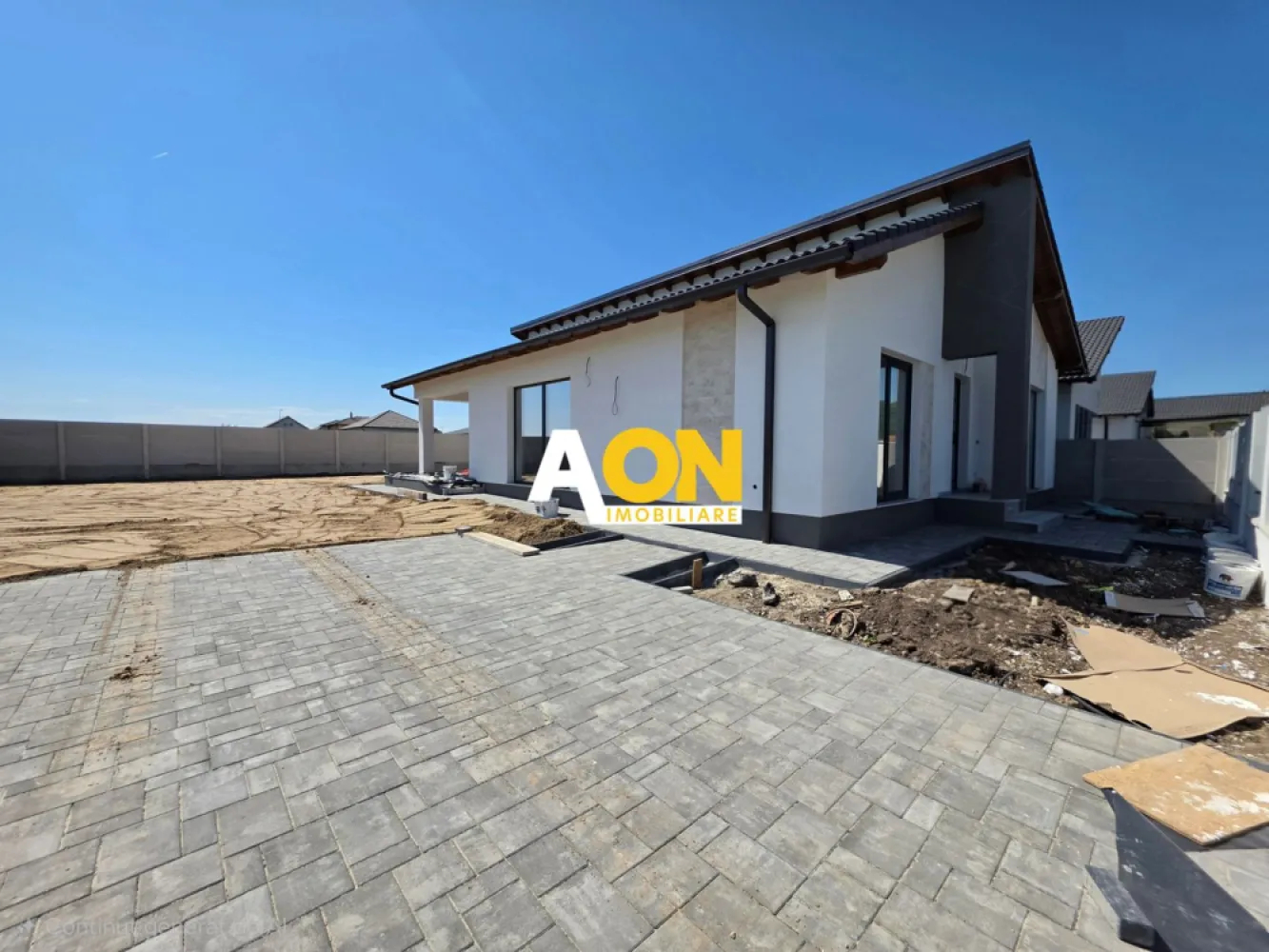 Casa 4 Camere, 2 Bai, 610mp Teren Zona Alba Micesti - AON Imobiliare vă propune spre vânzare o casă individuală, pe un singur nivel, situată în zona Alba Micesti, pe un teren generos de 610 mp, cu deschidere la două străzi și toate utilitățile racordate.

Imobilul se predă la cheie, beneficiind de finisaje de calitate, gard împrejmuitor și curte amenajată – pregătit pentru mutare imediată.

Compartimentarea este eficientă și modernă:

3 dormitoare
2 băi (dintre care una matrimonială)
living spațios
bucătărie separată
cameră tehnică
terasă

Proprietatea oferă confort, intimitate și acces facil, fiind ideală pentru o familie care își dorește liniște, dar și conexiune rapidă cu orașul.

Merită văzută!
Cod proprietate: CP3065465