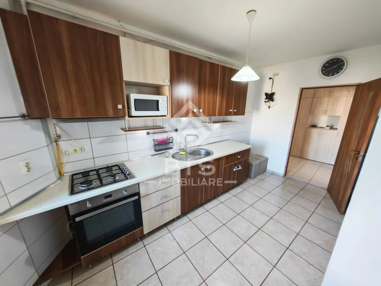 Apartament Spațios 70 mp + 2 Balcoane (15 mp) - Vă propunem spre vânzare un apartament deosebit, situat pe strada Valeria Peter Predescu, într-un bloc nou cu lift, care impresionează prin spațiul generos și luminozitate. Este locuința ideală pentru cei care nu vor să facă compromisuri în privința spațiului și a confortului urban.
 Detalii care fac diferența:
Suprafață utilă generoasă: ~70 mp (mult mai spațios decât apartamentele standard cu 2 camere).
Balcoane superbe: 2 balcoane mari, cu o suprafață totală de 15 mp, ideale pentru relaxare sau spațiu suplimentar de depozitare.
Loc de parcare inclus: Scapi de grija găsirii unui loc de parcare, acesta fiind inclus în prețul proprietății.
Etaj: 4, situat într-un bloc modern dotat cu lift.
 Compartimentare și Beneficii:
Zonă de zi vastă: Living mare și primitor, cu acces spre exterior.
Dormitoare spațioase: Compartimentare inteligentă ce oferă intimitate fiecărui membru al familiei.
Lumină naturală: Orientare excelentă care asigură căldură și soare pe tot parcursul zilei.
Finisaje: Apartamentul este gata de personalizat, oferindu-ți ocazia să îți pui amprenta asupra designului interior.
