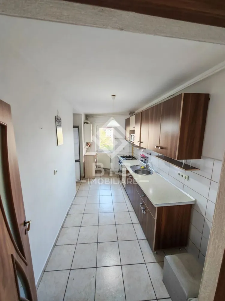 Apartament Spațios 70 mp + 2 Balcoane (15 mp) - Vă propunem spre vânzare un apartament deosebit, situat pe strada Valeria Peter Predescu, într-un bloc nou cu lift, care impresionează prin spațiul generos și luminozitate. Este locuința ideală pentru cei care nu vor să facă compromisuri în privința spațiului și a confortului urban.
 Detalii care fac diferența:
Suprafață utilă generoasă: ~70 mp (mult mai spațios decât apartamentele standard cu 2 camere).
Balcoane superbe: 2 balcoane mari, cu o suprafață totală de 15 mp, ideale pentru relaxare sau spațiu suplimentar de depozitare.
Loc de parcare inclus: Scapi de grija găsirii unui loc de parcare, acesta fiind inclus în prețul proprietății.
Etaj: 4, situat într-un bloc modern dotat cu lift.
 Compartimentare și Beneficii:
Zonă de zi vastă: Living mare și primitor, cu acces spre exterior.
Dormitoare spațioase: Compartimentare inteligentă ce oferă intimitate fiecărui membru al familiei.
Lumină naturală: Orientare excelentă care asigură căldură și soare pe tot parcursul zilei.
Finisaje: Apartamentul este gata de personalizat, oferindu-ți ocazia să îți pui amprenta asupra designului interior.