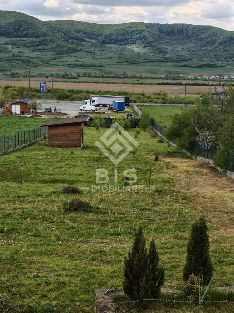 Teren în Crainimăt cu Proiect de Casă Inclus – Gata de Construcție! - Cauți locul perfect pentru familia ta, departe de agitația orașului, dar totuși aproape de tot ce contează? Acest teren din Crainimăt este soluția ideală!

- Bonus: Se vinde împreună cu un proiect de casă pe parter, salvând timp și bani pentru viitorii proprietari!
-Utilități: Apă și curent direct pe teren, gazul este chiar lângă proprietate (necesită fosă septică).
- Localizare: Zonă liniștită, cu acces facil spre oraș.
- Front stradal: 17 metri liniari.
- Adâncime: 148 metri liniari (teren lung, oferă multă intimitate față de stradă), spațiu suficient pentru grădină, livadă sau alte anexe.
Fie că ești în căutarea unei investiții sigure sau vrei să începi construcția propriei locuințe imediat, acest teren îți oferă tot suportul necesar.
Avantaje majore:
Acces: Poziționare strategică, oferind echilibrul perfect între liniștea rurală și proximitatea față de punctele de interes ale orașului.
Suport Financiar: Asigurăm consultanță gratuită pentru obținerea finanțării bancare prin broker dedicat (parteneriate cu BRD, BT, UniCredit).

De ce merită investiția?
Această proprietate elimină multe dintre costurile și bătăile de cap inițiale: aveți deja utilitățile, un proiect aprobat și o structură (cabana) care poate fi folosită din prima zi. Este ideală pentru familii care își doresc o curte mare sau pentru investiție pe termen lung.