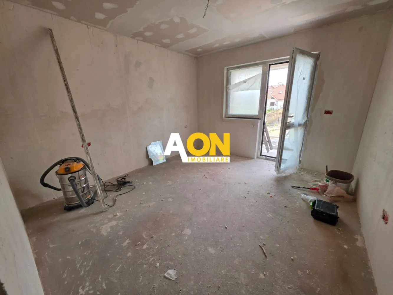 Apartament 3 Camere Decomandat, Etaj 1, Zona Centru - Locuința a fost complet renovată cu finisaje premium, fiind alegerea ideală pentru cei care își doresc confort, eleganță și o locație de top.

Compartimentarea este practică și echilibrată:

living generos, separat de bucătărie
2 dormitoare
2 bai
debara
hol spațios
balcon

În plus, apartamentul beneficiază de boxă la subsol și acces la uscătorie pe palier, oferind spații suplimentare de depozitare.

Poziționarea ultracentrală îl recomandă atât pentru locuit, cât și ca investiție sigură.

O proprietate dedicată clienților care apreciază calitatea, liniștea și accesul facil către toate punctele de interes ale orașului.

Pentru mai multe detalii, vă stăm la dispoziție telefonic.

Imaginile sunt cu titlu de prezentare.