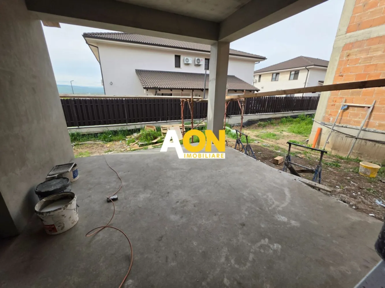 Casa Individala 4 Camere, 3 Bai, Zona Cetate - AON Imobiliare vă propune spre vânzare o casă individuală situată în zona Cetate, cu o suprafață utilă de 120 mp, compartimentată eficient pentru confortul unei familii.

Imobilul este dispus pe două niveluri:

Parter: cameră tehnică, living luminos separat de bucătărie, baie, debara și terasă exterioară;
Etaj: 3 dormitoare, dintre care unul beneficiază de baie matrimonială, o baie suplimentară și hol.

Proprietatea se vinde complet finisată, cu curtea amenajată și gard realizat, fiind pregătită pentru mutare imediată.

Dispune de toate utilitățile racordate.CP3060723