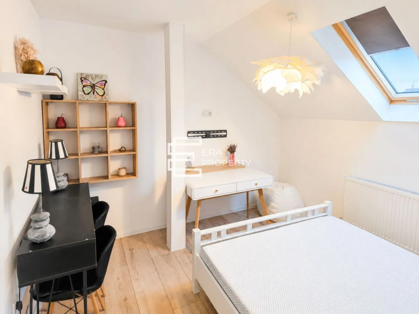 Casă individuală 4 dormitoare | Teren 475 mp | Panouri fotovoltaice| Sura Mare - Casă individuală 4 dormitoare | Teren 475 mp | Panouri fotovoltaice| Sura Mare

Vă prezentăm o proprietate modernă și eficientă energetic, situată în Sura Mare, într-o zonă liniștită de case, ideală pentru o familie care își dorește spațiu, confort și costuri reduse de întreținere.

Locuința este construită pe un teren de 475 mp și beneficiază de un regim de înălțime P+M, având o suprafață utilă de aprox. 130 mp și o suprafață construită desfășurată de 188,5 mp.
- Suprafata teren : 475 mp din care curte liberă: aprox 286 mp.

Compartimentare:
Parter: hol de accesliving generos open-space cu bucătărie și zonă de dining; dormito/birour;cămară, baie.
Mansardă: hol, 3 dormitoare, baie, 2 dressing-uri.

Dotări și beneficii:
Casă individuală
Complet mobilată și utilată
Izolație termică exterioară
Aer condiționat
Internet și fibră optică
Toate utilitățile: apă, gaz, curent, canalizare
Sistem fotovoltaic performant:
Panouri solare: 7,5 kW
Invertor: 6 kW
Baterii de stocare: 15 kW

Acest sistem oferă independență energetică sporită și costuri considerabil reduse la energie.

Curtea oferă suficient spațiu pentru amenajarea unei zone de relaxare, loc de joacă pentru copii, foișor sau grădină.

O proprietate complet pregătită pentru mutare, care îmbină eficiența energetică, compartimentarea practică și confortul unei case familiale.

Preț: 248.000 €