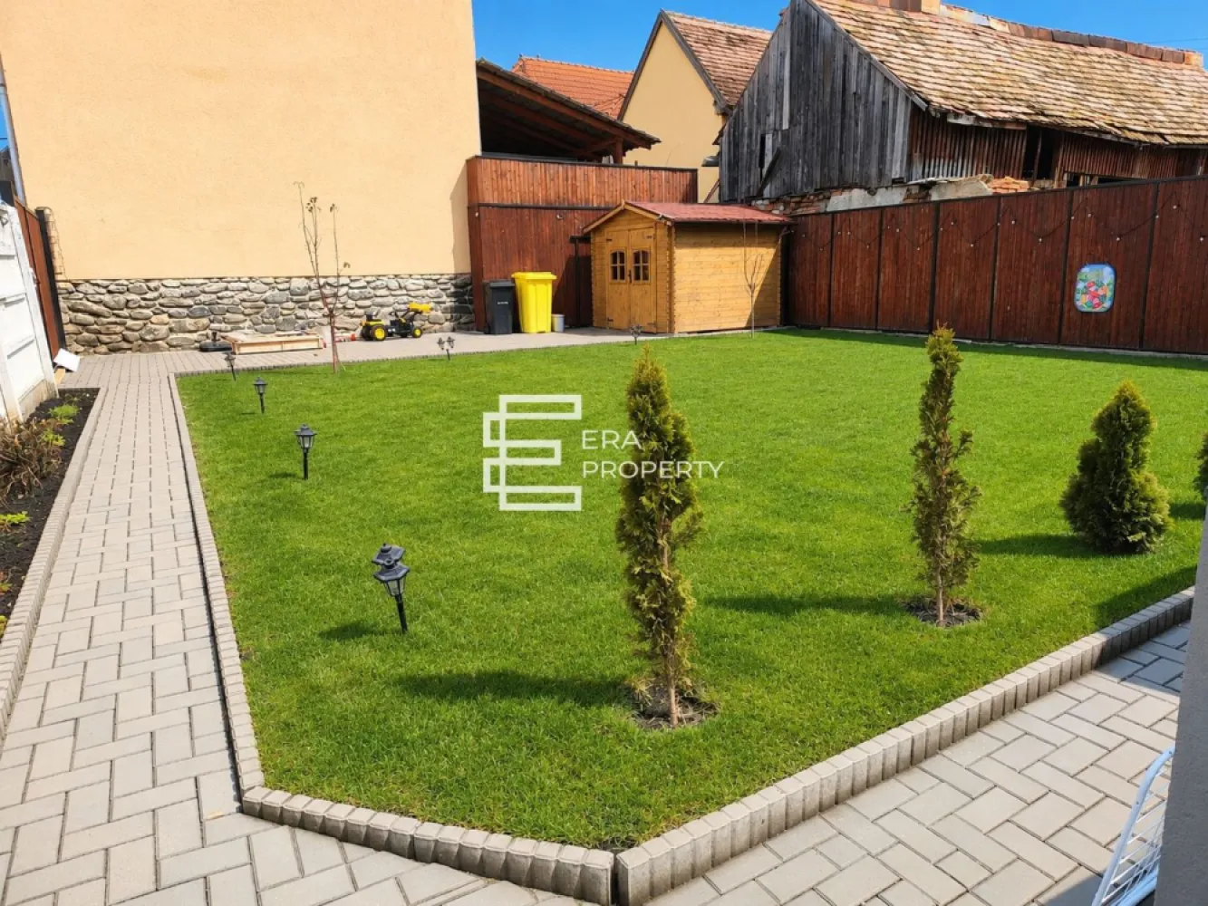 Casă individuală 4 dormitoare | Teren 475 mp | Panouri fotovoltaice| Sura Mare - Casă individuală 4 dormitoare | Teren 475 mp | Panouri fotovoltaice| Sura Mare

Vă prezentăm o proprietate modernă și eficientă energetic, situată în Sura Mare, într-o zonă liniștită de case, ideală pentru o familie care își dorește spațiu, confort și costuri reduse de întreținere.

Locuința este construită pe un teren de 475 mp și beneficiază de un regim de înălțime P+M, având o suprafață utilă de aprox. 130 mp și o suprafață construită desfășurată de 188,5 mp.
- Suprafata teren : 475 mp din care curte liberă: aprox 286 mp.

Compartimentare:
Parter: hol de accesliving generos open-space cu bucătărie și zonă de dining; dormito/birour;cămară, baie.
Mansardă: hol, 3 dormitoare, baie, 2 dressing-uri.

Dotări și beneficii:
Casă individuală
Complet mobilată și utilată
Izolație termică exterioară
Aer condiționat
Internet și fibră optică
Toate utilitățile: apă, gaz, curent, canalizare
Sistem fotovoltaic performant:
Panouri solare: 7,5 kW
Invertor: 6 kW
Baterii de stocare: 15 kW

Acest sistem oferă independență energetică sporită și costuri considerabil reduse la energie.

Curtea oferă suficient spațiu pentru amenajarea unei zone de relaxare, loc de joacă pentru copii, foișor sau grădină.

O proprietate complet pregătită pentru mutare, care îmbină eficiența energetică, compartimentarea practică și confortul unei case familiale.

Preț: 248.000 €