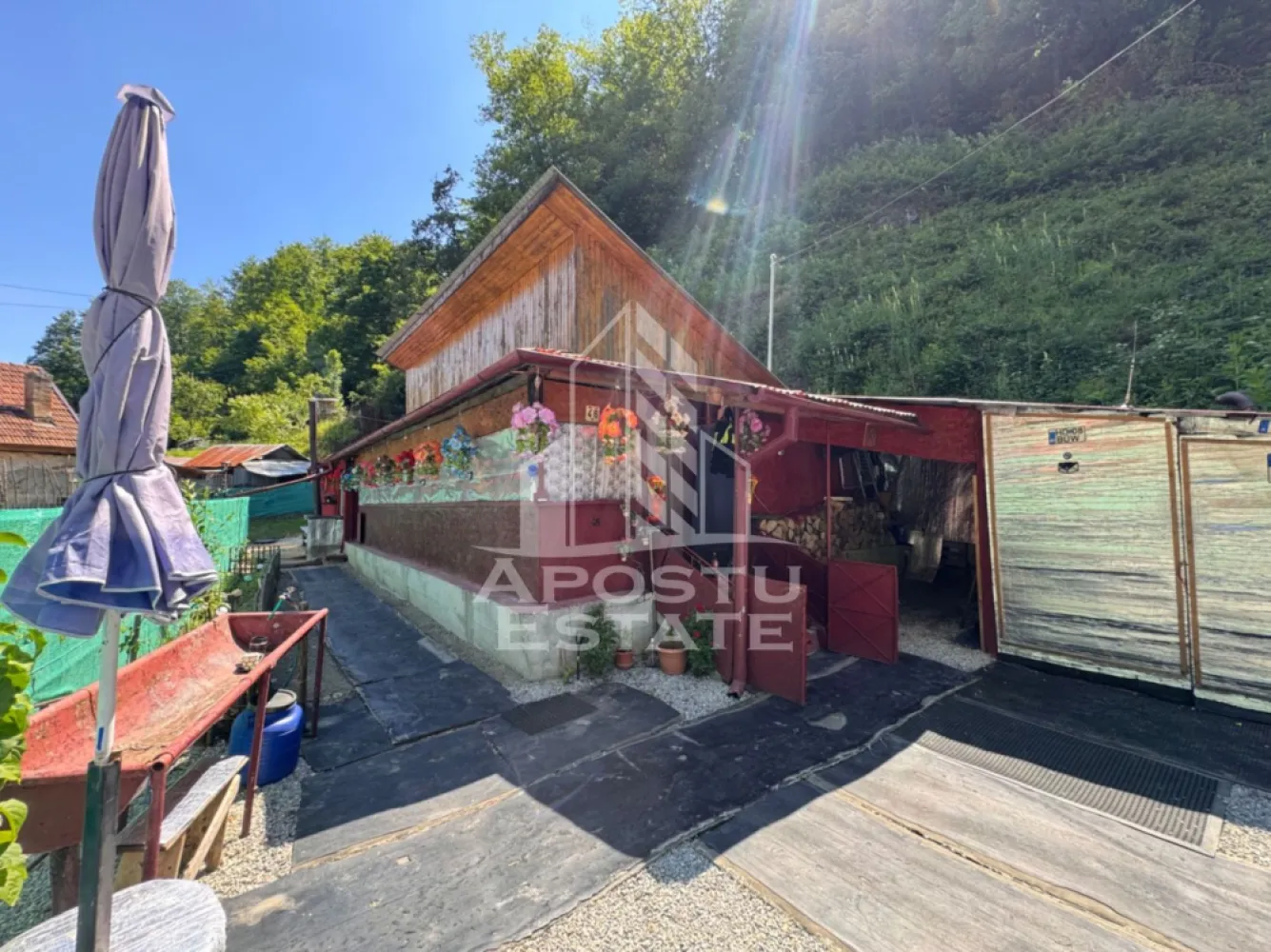 Casa cu 2 camere, zona muntoasa, casa din 2023 sat Criscior, Hunedoara - Agentie imobiliara, APOSTU ESTATE va ofera spre vanzare in Reprezentare Exclusiva si comision 0% pentru cumparator, o casa cu 2 camere semidecomandate, aflata intr-o zona de munte, in localitatea Criscior, din judetul Hunedoara.

Actualul proprietar a ridicat aceasta constructie in anul 2023.

Terenul total este de 307mp si este perfect pentru cei ce doresc sa aiba un loc de refugiu pentru weekend-uri sau pentru cei ce doresc sa traiasca intr-o zona muntoasa si totusi sa nu aiba de ingrijit un teren cu suprafata mare.

Casa are o suprafata utila de aproximativ 50mp + terasa de 15mp, compartimentata astfel:
- 1 dormitor
- 1 sufragerie
- 1 bucatarie inchisa
- 1 baie cu geam
- 1 terasa de 15mp

Confortul termic este asigurat prin intermediul centralei termice pe lemn prin calorifere si este sustinut de izolatia exterioara a imobilului, cu polistiren de 15cm.

In curte exista si 1 garaj si alte anexe, spatii de depozitare.

Casa este racordata la reteaua de apa a satului.

Locuinta se preda la cheie, conform pozelor sau la libera intelegere intre parti.

Oferim consultanta gratuita cu privire la accesarea creditelor bancare pentru achizitii imobiliare.

Nu ezitati sa ne contactati pentru stabilirea unei vizionari sau alte detalii suplimentare.

ID intern: CP3171396

Lead furnizat de catre: https://www.facebook.com/tihna.crisului