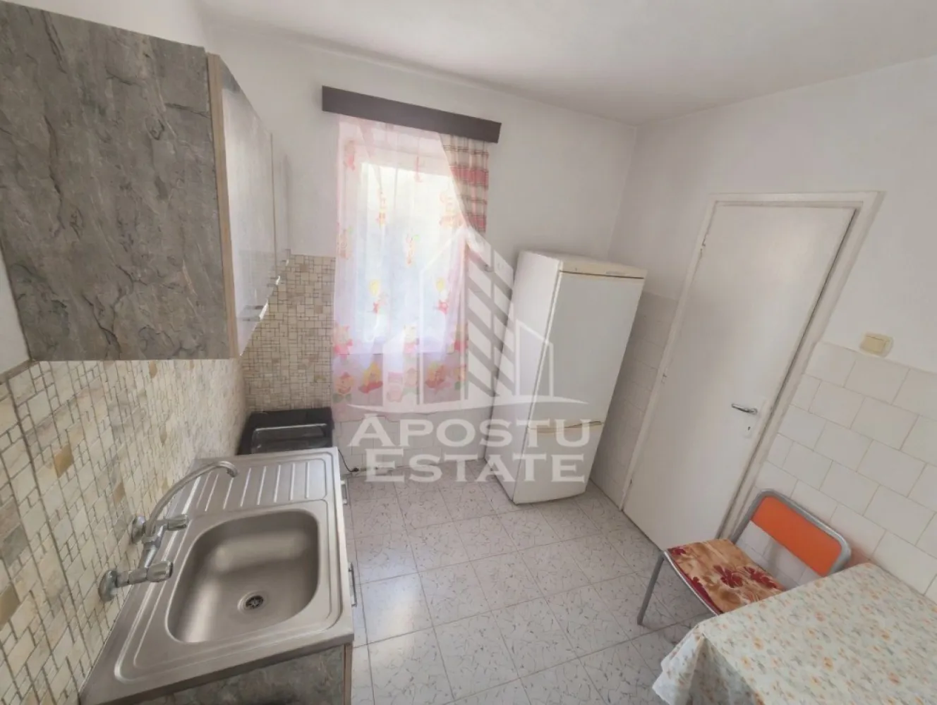 AP. 94MP 4CAM PARTER+GRADINĂ150MP GIARMATA-Timișoara - Apostu Estate vă propune spre vânzare un apartament spațios de 75 metri pătrați la parter într-un bloc foarte mic cu total 6 apartamente (comunitate restrânsă, liniște maximă), complet mobilat și gata de locuit, în Giarmata, la doar 25 minute de centrul Timișoarei. Are 4 camere (3 dormitoare generoase + living spațios), 2 băi (baie completă funcțională + baie de serviciu care necesită conectare la apă), încălzire cu sobă pe lemne funcțională și rețea de gaz la stradă care necesită racordare în apartament. Acoperișul a fost renovat recent, iar parchetul din camere necesită recondiționare ușoară. Bonus: grădină privată de 150 mp, utilizare exclusivă confirmată, apare în actele blocului.

Apartamentul se vinde exact așa cum se vede în poze: complet mobilat, funcțional, dar cu lucrări minore de finisare (parchet, conectare apă baie de serviciu, racordare gaz). Avantaje majore: parter + bloc cu doar 6 apartamente totale + acces direct grădină privată + spații ample tipice anilor '70, cu potențial excelent de modernizare rapidă la preț negociabil.