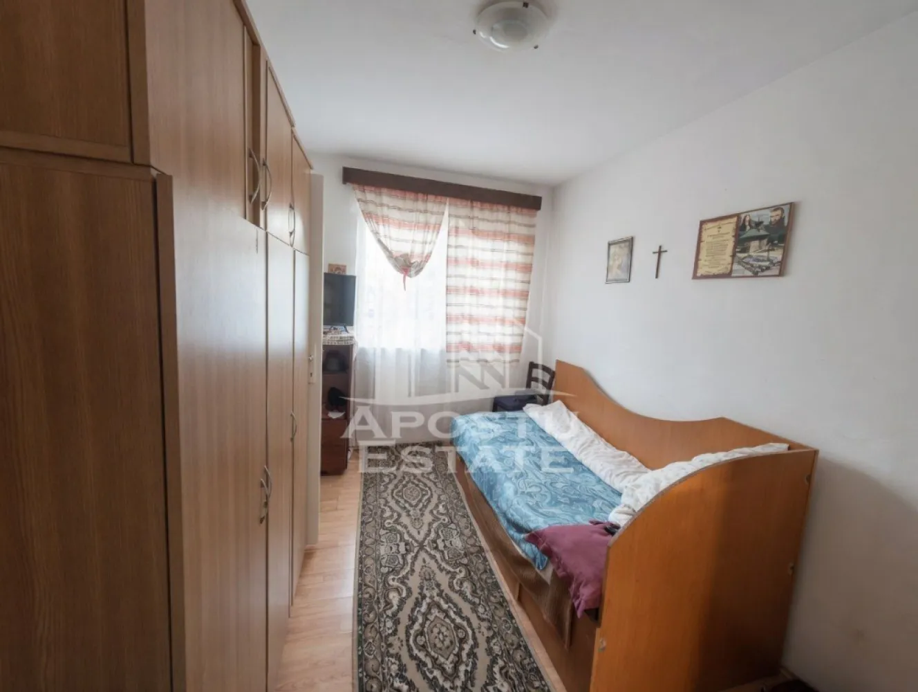 AP. 94MP 4CAM PARTER+GRADINĂ150MP GIARMATA-Timișoara - Apostu Estate vă propune spre vânzare un apartament spațios de 75 metri pătrați la parter într-un bloc foarte mic cu total 6 apartamente (comunitate restrânsă, liniște maximă), complet mobilat și gata de locuit, în Giarmata, la doar 25 minute de centrul Timișoarei. Are 4 camere (3 dormitoare generoase + living spațios), 2 băi (baie completă funcțională + baie de serviciu care necesită conectare la apă), încălzire cu sobă pe lemne funcțională și rețea de gaz la stradă care necesită racordare în apartament. Acoperișul a fost renovat recent, iar parchetul din camere necesită recondiționare ușoară. Bonus: grădină privată de 150 mp, utilizare exclusivă confirmată, apare în actele blocului.

Apartamentul se vinde exact așa cum se vede în poze: complet mobilat, funcțional, dar cu lucrări minore de finisare (parchet, conectare apă baie de serviciu, racordare gaz). Avantaje majore: parter + bloc cu doar 6 apartamente totale + acces direct grădină privată + spații ample tipice anilor '70, cu potențial excelent de modernizare rapidă la preț negociabil.