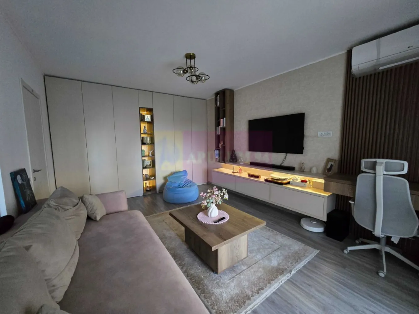 Apartament 2 camere Aqua City - Crangasi - Agentia Imobiliara Apulum 94
Vă propune spre vânzare un apartament cu 2 camere decomandqt, situat la etajul 2 în cadrul complexului rezidențial Aqua City. Proprietatea este ideală atât pentru locuit oferind un standard ridicat de confort și finisaje de calitate superioara.

​Apartamentul se vinde complet mobilat și utilat, cum se prezintă în fotografii, fiind gata pentru a primi noii proprietari fără a necesita investiții suplimentare.

​Dotări și Specificații Tehnice:

​Confort termic optim: Centrală termică proprie cu încălzire în pardoseală asigură o distribuție uniformă a căldurii și costuri reduse de întreținere (max. 300 lei/luna in lunile friguroase)

​Climatizare: Aer condiționat LG de 18.000 BTU, ideal pentru a menține o temperatură perfectă în toată casa în zilele caniculare.

​Electrocasnice premium: Bucătăria și zona de living sunt complet echipate cu aparatură de top de la Electrolux și Samsung (frigider, plită, cuptor, masina de spalat vase).

​Spațiu exterior generos: Un balcon deschis de 8 mp, ideal pentru momentele de relaxare sau pentru amenajarea unui colț de lectură/cafea.

​Despre Complex și Zonă:
​Aqua City oferă o comunitate tânără, siguranță (paza, bariera masini, camere video) și acces facil către punctele de interes din București. În proximitate găsiți hypermarketuri (Auchan Crângași), zone de recreere (Lacul Morii), școli, grădinițe și mijloace de transport în comun.

​