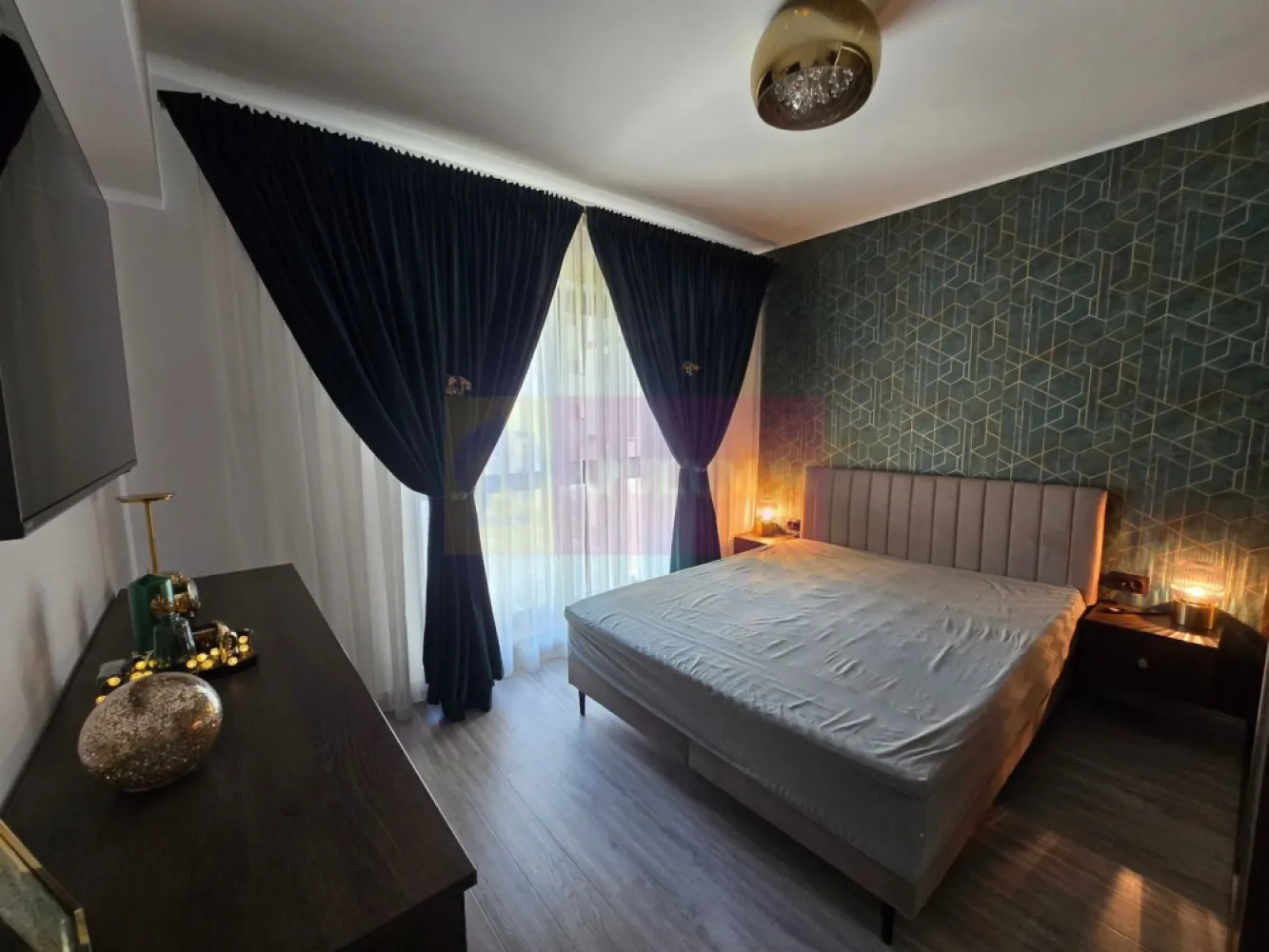 Apartament 2 camere Aqua City - Crangasi - Agentia Imobiliara Apulum 94
Vă propune spre vânzare un apartament cu 2 camere decomandqt, situat la etajul 2 în cadrul complexului rezidențial Aqua City. Proprietatea este ideală atât pentru locuit oferind un standard ridicat de confort și finisaje de calitate superioara.

​Apartamentul se vinde complet mobilat și utilat, cum se prezintă în fotografii, fiind gata pentru a primi noii proprietari fără a necesita investiții suplimentare.

​Dotări și Specificații Tehnice:

​Confort termic optim: Centrală termică proprie cu încălzire în pardoseală asigură o distribuție uniformă a căldurii și costuri reduse de întreținere (max. 300 lei/luna in lunile friguroase)

​Climatizare: Aer condiționat LG de 18.000 BTU, ideal pentru a menține o temperatură perfectă în toată casa în zilele caniculare.

​Electrocasnice premium: Bucătăria și zona de living sunt complet echipate cu aparatură de top de la Electrolux și Samsung (frigider, plită, cuptor, masina de spalat vase).

​Spațiu exterior generos: Un balcon deschis de 8 mp, ideal pentru momentele de relaxare sau pentru amenajarea unui colț de lectură/cafea.

​Despre Complex și Zonă:
​Aqua City oferă o comunitate tânără, siguranță (paza, bariera masini, camere video) și acces facil către punctele de interes din București. În proximitate găsiți hypermarketuri (Auchan Crângași), zone de recreere (Lacul Morii), școli, grădinițe și mijloace de transport în comun.

​