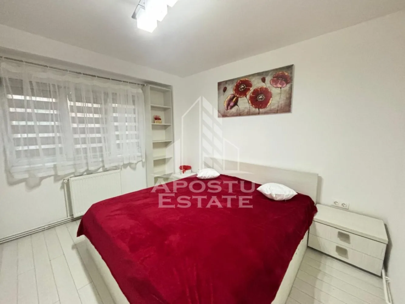 Apartament cu 2 camere,de inchiriat,decomandat , Aradului -Timișoara - Agentia imobiliara APOSTU ESTATE va propune spre inchiriere un apartament cu 2 camere, spatios si luminos, situat in zona Aradului , o zona linistita si bine pozitionata din Timisoara, potrivit pentru cupluri,familii, sau studenti care isi doresc o locuinta unde sa se simta confortabil si cu acces facil catre scoli, statii de autobuz, supermarketuri , magazine de zona, parcuri.

Suprafata utila: 55 mp
Compartimentare eficienta:
-Hol de acces generos
-Bucatarie complet mobilata si utilata, cu loc de luat masa
-Living luminos si spatios
-Dormitor mobilat si utilat
-Baie prevazuta cu cada
-Balocon închis 

Confort si facilitati:
-Incalzirea apartamentului: centrala proprie 
-Apartamentul este complet mobilat si utilat de către proprietar 
Localizare:
-Timis,Timisoara, zona Aradului – acces facil spre magazine, supermarketul Profi , Penny , scoli, facultatea de medicina veterinara ,parcuri si mijloace de transport in comun.

Ideal pentru:
-Familii
-Cupluri
-Studenti

Pret chirie lunara: 550 euro 
Programeaza o vizionare pentru a-ti putea imagina viitorul aici!
ID intern: CP3171934
