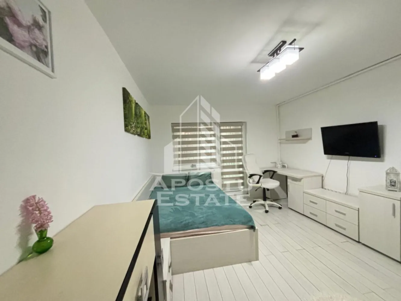 Apartament cu 2 camere,de inchiriat,decomandat , Aradului -Timișoara - Agentia imobiliara APOSTU ESTATE va propune spre inchiriere un apartament cu 2 camere, spatios si luminos, situat in zona Aradului , o zona linistita si bine pozitionata din Timisoara, potrivit pentru cupluri,familii, sau studenti care isi doresc o locuinta unde sa se simta confortabil si cu acces facil catre scoli, statii de autobuz, supermarketuri , magazine de zona, parcuri.

Suprafata utila: 55 mp
Compartimentare eficienta:
-Hol de acces generos
-Bucatarie complet mobilata si utilata, cu loc de luat masa
-Living luminos si spatios
-Dormitor mobilat si utilat
-Baie prevazuta cu cada
-Balocon închis 

Confort si facilitati:
-Incalzirea apartamentului: centrala proprie 
-Apartamentul este complet mobilat si utilat de către proprietar 
Localizare:
-Timis,Timisoara, zona Aradului – acces facil spre magazine, supermarketul Profi , Penny , scoli, facultatea de medicina veterinara ,parcuri si mijloace de transport in comun.

Ideal pentru:
-Familii
-Cupluri
-Studenti

Pret chirie lunara: 550 euro 
Programeaza o vizionare pentru a-ti putea imagina viitorul aici!
ID intern: CP3171934