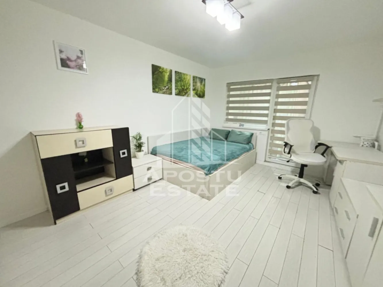 Apartament cu 2 camere,de inchiriat,decomandat , Aradului -Timișoara - Agentia imobiliara APOSTU ESTATE va propune spre inchiriere un apartament cu 2 camere, spatios si luminos, situat in zona Aradului , o zona linistita si bine pozitionata din Timisoara, potrivit pentru cupluri,familii, sau studenti care isi doresc o locuinta unde sa se simta confortabil si cu acces facil catre scoli, statii de autobuz, supermarketuri , magazine de zona, parcuri.

Suprafata utila: 55 mp
Compartimentare eficienta:
-Hol de acces generos
-Bucatarie complet mobilata si utilata, cu loc de luat masa
-Living luminos si spatios
-Dormitor mobilat si utilat
-Baie prevazuta cu cada
-Balocon închis 

Confort si facilitati:
-Incalzirea apartamentului: centrala proprie 
-Apartamentul este complet mobilat si utilat de către proprietar 
Localizare:
-Timis,Timisoara, zona Aradului – acces facil spre magazine, supermarketul Profi , Penny , scoli, facultatea de medicina veterinara ,parcuri si mijloace de transport in comun.

Ideal pentru:
-Familii
-Cupluri
-Studenti

Pret chirie lunara: 550 euro 
Programeaza o vizionare pentru a-ti putea imagina viitorul aici!
ID intern: CP3171934