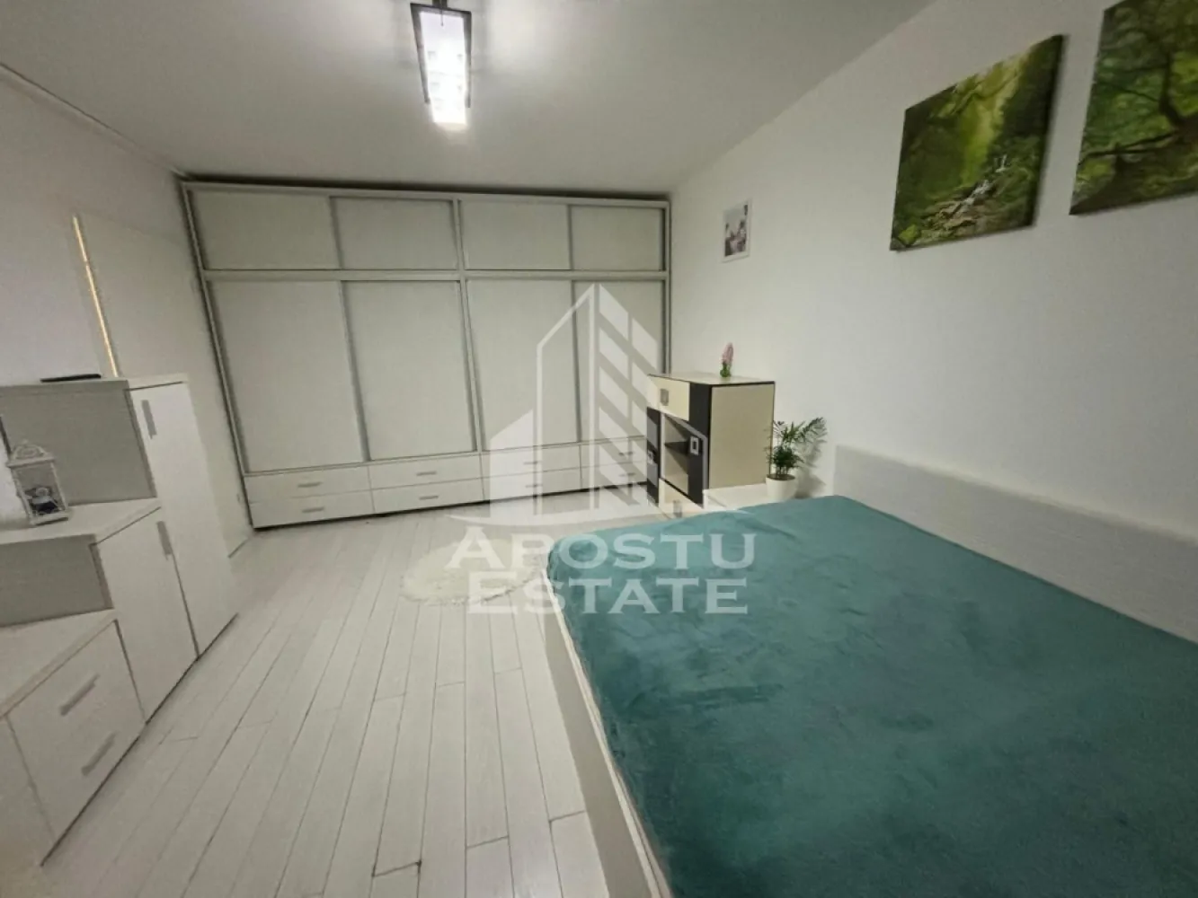 Apartament cu 2 camere,de inchiriat,decomandat , Aradului -Timișoara - Agentia imobiliara APOSTU ESTATE va propune spre inchiriere un apartament cu 2 camere, spatios si luminos, situat in zona Aradului , o zona linistita si bine pozitionata din Timisoara, potrivit pentru cupluri,familii, sau studenti care isi doresc o locuinta unde sa se simta confortabil si cu acces facil catre scoli, statii de autobuz, supermarketuri , magazine de zona, parcuri.

Suprafata utila: 55 mp
Compartimentare eficienta:
-Hol de acces generos
-Bucatarie complet mobilata si utilata, cu loc de luat masa
-Living luminos si spatios
-Dormitor mobilat si utilat
-Baie prevazuta cu cada
-Balocon închis 

Confort si facilitati:
-Incalzirea apartamentului: centrala proprie 
-Apartamentul este complet mobilat si utilat de către proprietar 
Localizare:
-Timis,Timisoara, zona Aradului – acces facil spre magazine, supermarketul Profi , Penny , scoli, facultatea de medicina veterinara ,parcuri si mijloace de transport in comun.

Ideal pentru:
-Familii
-Cupluri
-Studenti

Pret chirie lunara: 550 euro 
Programeaza o vizionare pentru a-ti putea imagina viitorul aici!
ID intern: CP3171934