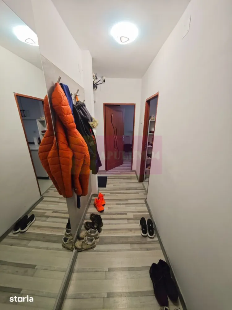 Apartament 3 camere - Metrou 1Mai/Calea Grivitei - Agentia Imobiliara Apulum, va ofera spre vanzare
Apartament 3 camere - Metrou 1Mai/Calea Griviteie situat în imediata stației de metrou 1 Mai, pe Calea Griviței.Locuința este amplasată la parterul unui imobil cu regim de înălțime P+7+8R, într-o scară de bloc anvelopată termic, dotată cu lift nou. Blocul nu este încadrat în nicio clasă de risc seismic.
Apartamentul a fost renovat complet, beneficiind de instalații sanitare și electrice refăcute integral. 
Finisajele au fost realizate cu materiale de înaltă calitate și includ:obiecte sanitare premium;rezervor WC încastrat;parchet laminat de 10 mm;izolație pentru parchet de 5 mm;aer condiționat în living;mobilier nou, realizat și montat recent.
Apartamentul se predă complet finisat și mobilat, fiind pregătit pentru mutare imediată, fără a necesita investiții suplimentare