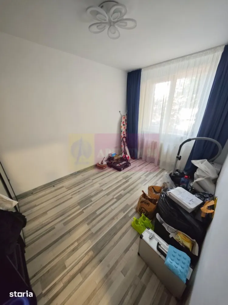 Apartament 3 camere - Metrou 1Mai/Calea Grivitei - Agentia Imobiliara Apulum, va ofera spre vanzare
Apartament 3 camere - Metrou 1Mai/Calea Griviteie situat în imediata stației de metrou 1 Mai, pe Calea Griviței.Locuința este amplasată la parterul unui imobil cu regim de înălțime P+7+8R, într-o scară de bloc anvelopată termic, dotată cu lift nou. Blocul nu este încadrat în nicio clasă de risc seismic.
Apartamentul a fost renovat complet, beneficiind de instalații sanitare și electrice refăcute integral. 
Finisajele au fost realizate cu materiale de înaltă calitate și includ:obiecte sanitare premium;rezervor WC încastrat;parchet laminat de 10 mm;izolație pentru parchet de 5 mm;aer condiționat în living;mobilier nou, realizat și montat recent.
Apartamentul se predă complet finisat și mobilat, fiind pregătit pentru mutare imediată, fără a necesita investiții suplimentare