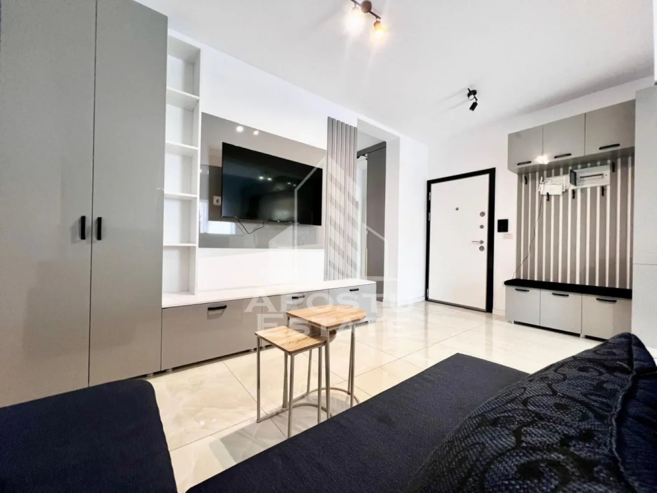 Apartament 3 camere de închiriat, 2 nivele, loc de parcare, Zona Giroc - Agentia Imobiliara APOSTU ESTATE va prezinta o oportunitate rara de inchiriere, un apartament cu 3 camere dispus pe doua nivele, complet mobilat, intr-o locatie excelenta in zona Giroc . Acest apartament este disponibil in regim de prima inchiriere.
Cu o suprafata generoasa de 86 mp, acest apartament este compartimentat intr-un mod inteligent, oferind suficient spatiu pentru confort si functionalitate:

- Hol de acces spatios
- Bucatarie amenajata cu insula pentru luat masa
- Sufragerie spatioasa si luminoasa, un loc perfect pentru relaxare si socializare
- Un dormitor matrimonial cu dressing si baie proprie cu dus si geam
- Un dormitor matrimonial liminos si spatios
- O baie cu cada si geam

Beneficiind de centrala proprie si de aerul conditionat, veti putea ajusta temperatura dupa bunul plac, iar locul de parcare va asigura comoditate si siguranta pentru vehiculul dumneavoastra.

Vecinatatile precum:
- Penny
- Lidl
- Sinsay

Nu ratati ocazia de a transforma acest spatiu in caminul dumneavoastra perfect!
Contactati-ne astazi pentru a programa o vizionare.

ID intern: CP1995297!