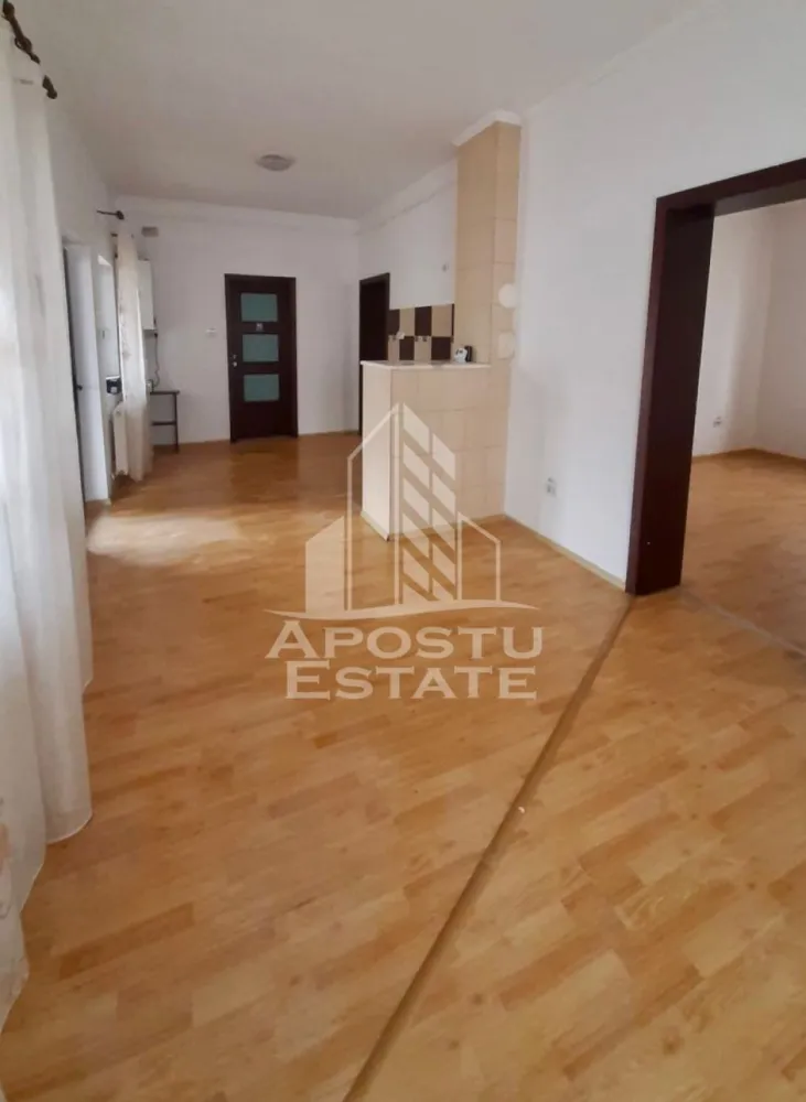 Casa individuala, zona Parneava - Apostu Estate va propune Casa individuala de inchiriat in Arad, situata in zona Parneava, o zona linistita si bine conectata la oras. Locuinta are o suprafata de aproximativ 100 mp si este compusa din 2 camere spatioase si luminoase, bucatarie separata, baie si pivnita, oferind suficient spatiu pentru depozitare.

Imobilul este amplasat pe un teren generos de 400 mp si beneficiaza de curte proprie, ideala pentru relaxare, petrecerea timpului liber sau diverse activitati in aer liber.

Casa este dotata cu centrala termica pe gaz, asigurand confort termic pe tot parcursul anului si costuri eficiente de intretinere. Se inchiriaza partial mobilata, oferind posibilitatea amenajarii dupa propriul gust.

Este potrivita pentru un cuplu sau o persoana care isi doreste intimitate si confort, intr-o zona accesibila, aproape de magazine, mijloace de transport si alte puncte de interes.

Disponibila incepand cu data de 01.05.
Pentru mai multe detalii si vizionari, va rugam sa ne contactati.
CP3004933