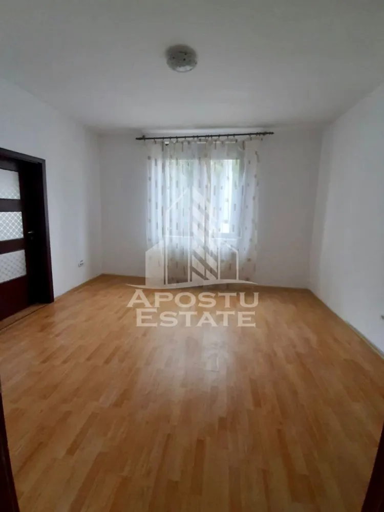Casa individuala, zona Parneava - Apostu Estate va propune Casa individuala de inchiriat in Arad, situata in zona Parneava, o zona linistita si bine conectata la oras. Locuinta are o suprafata de aproximativ 100 mp si este compusa din 2 camere spatioase si luminoase, bucatarie separata, baie si pivnita, oferind suficient spatiu pentru depozitare.

Imobilul este amplasat pe un teren generos de 400 mp si beneficiaza de curte proprie, ideala pentru relaxare, petrecerea timpului liber sau diverse activitati in aer liber.

Casa este dotata cu centrala termica pe gaz, asigurand confort termic pe tot parcursul anului si costuri eficiente de intretinere. Se inchiriaza partial mobilata, oferind posibilitatea amenajarii dupa propriul gust.

Este potrivita pentru un cuplu sau o persoana care isi doreste intimitate si confort, intr-o zona accesibila, aproape de magazine, mijloace de transport si alte puncte de interes.

Disponibila incepand cu data de 01.05.
Pentru mai multe detalii si vizionari, va rugam sa ne contactati.
CP3004933
