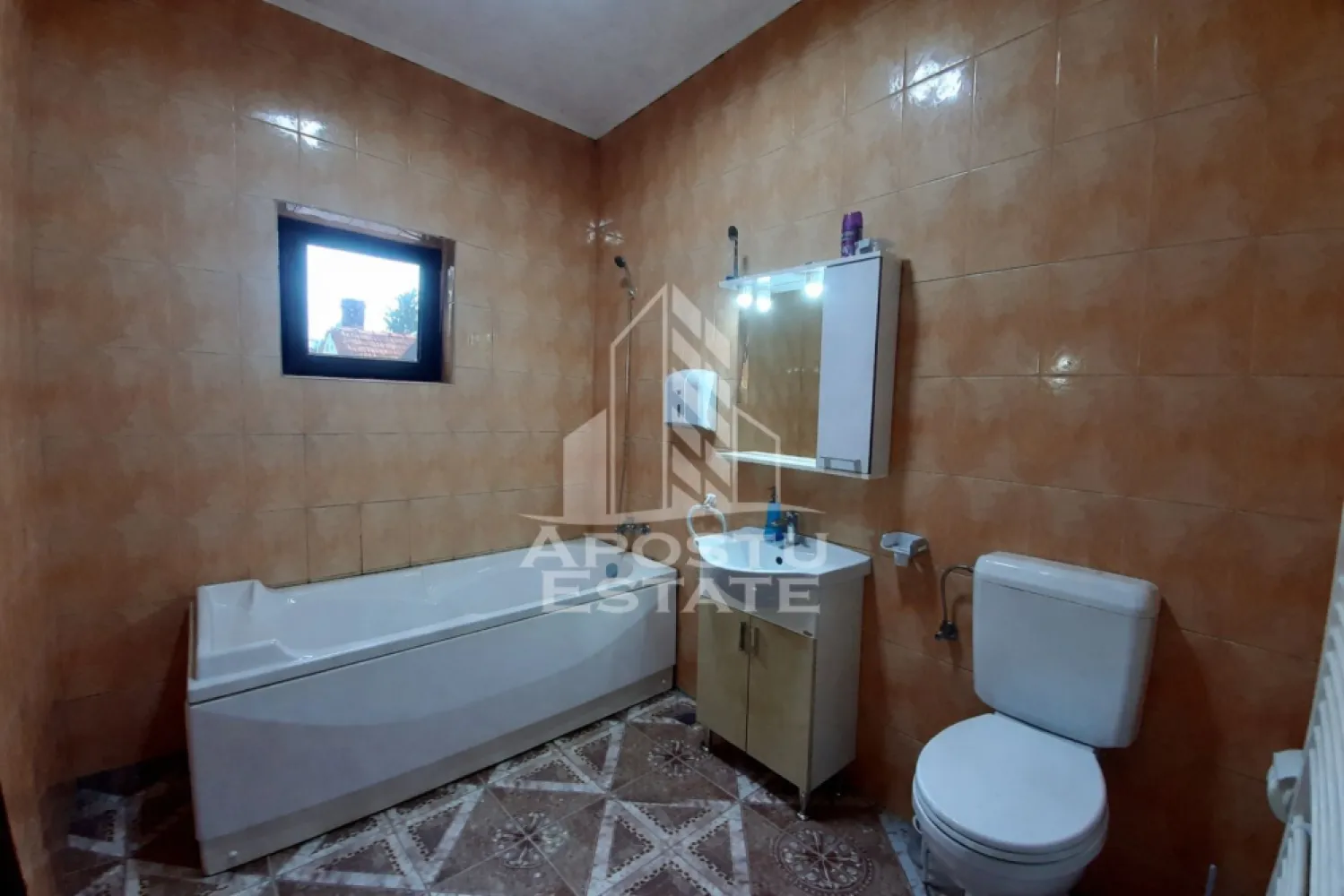 Casa individuala, zona Parneava - Apostu Estate va propune Casa individuala de inchiriat in Arad, situata in zona Parneava, o zona linistita si bine conectata la oras. Locuinta are o suprafata de aproximativ 100 mp si este compusa din 2 camere spatioase si luminoase, bucatarie separata, baie si pivnita, oferind suficient spatiu pentru depozitare.

Imobilul este amplasat pe un teren generos de 400 mp si beneficiaza de curte proprie, ideala pentru relaxare, petrecerea timpului liber sau diverse activitati in aer liber.

Casa este dotata cu centrala termica pe gaz, asigurand confort termic pe tot parcursul anului si costuri eficiente de intretinere. Se inchiriaza partial mobilata, oferind posibilitatea amenajarii dupa propriul gust.

Este potrivita pentru un cuplu sau o persoana care isi doreste intimitate si confort, intr-o zona accesibila, aproape de magazine, mijloace de transport si alte puncte de interes.

Disponibila incepand cu data de 01.05.
Pentru mai multe detalii si vizionari, va rugam sa ne contactati.
CP3004933