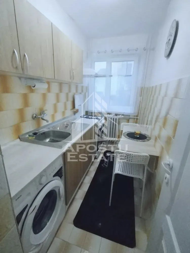 Apartament cu 2 camere , de inchiriat , Zona Sagului , Timisoara - Agentia imobiliara APOSTU ESTATE va propune spre inchiriere un apartament cu 2 camere, spatios si luminos, situat in zona Sagului , o zona linistita si bine pozitionata din Timisoara, potrivit pentru cupluri,familii, sau studenti care isi doresc o locuinta unde sa se simta confortabil si cu acces facil catre scoli, statii de autobuz, supermarketuri , magazine de zona, parcuri.

Suprafata utila: 42 mp
Compartimentare eficienta:
-Hol de acces generos
-Bucatarie complet mobilata si utilata, cu loc de luat masa
-Living luminos si spatios
-Dormitor mobilat si utilat
-Baie prevazuta cu cada

Confort si facilitati:
-Incalzirea apartamentului: colterm - urmează sa se monteze centrala proprie 
-Apartamentul este complet mobilat si utilat de către proprietar 
Localizare:
-Timis,Timisoara, zona Sagului – acces facil spre magazine, in spatele Antalyei , supermarketul Lidl, scoli, parcuri si mijloace de transport in comun.

Ideal pentru:
-Familii
-Cupluri
-Studenti

Pret chirie lunara: 350 euro 
Programeaza o vizionare pentru a-ti putea imagina viitorul aici!
ID intern: CP3171943