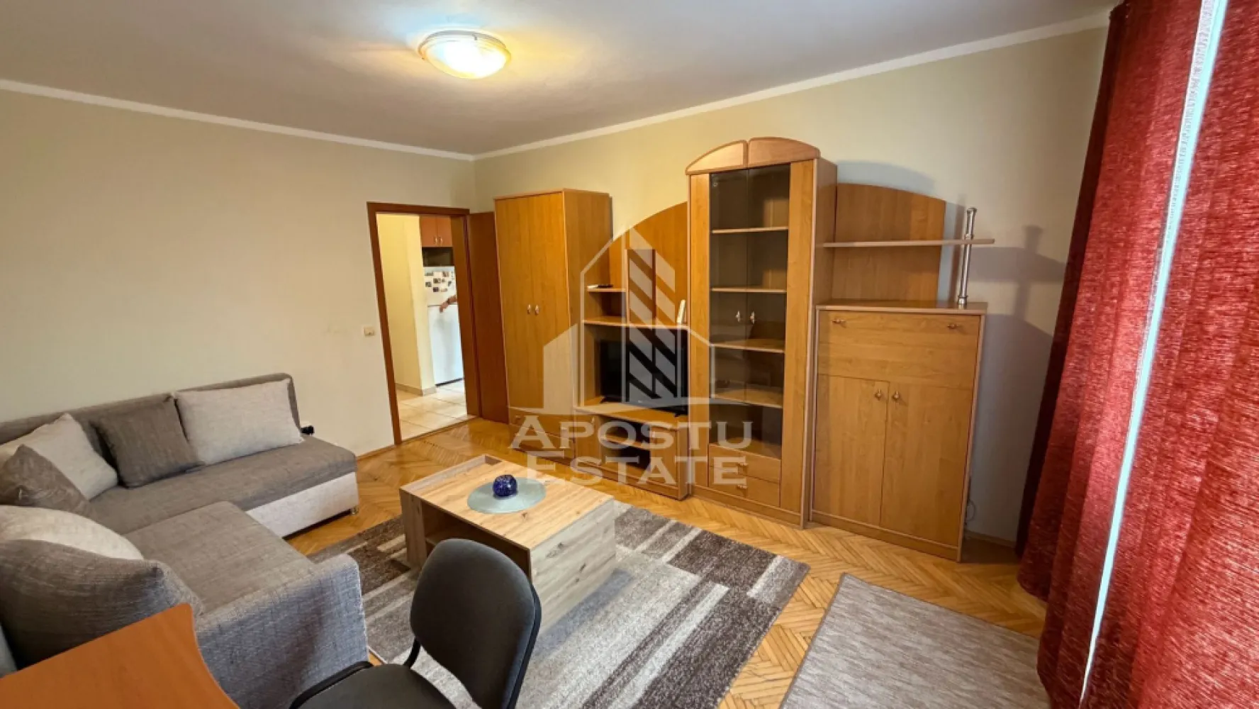 Apartament cu 2 camere de inchiriat, Circumvalatiunii ,Timisoara - Agentia imobiliara APOSTU ESTATE va propune spre inchiriere un apartament cu 2 camere, spatios si luminos, situat in zona Circumvalatiunii, o zona linistita si bine pozitionata din Timisoara, potrivit pentru cupluri,familii, sau studenti care isi doresc o locuinta unde sa se simta confortabil si cu acces facil catre scoli, statii de autobuz, supermarketuri , magazine de zona, parcuri.

Suprafata utila: 50 mp
Compartimentare eficienta:
-Hol de acces generos
-Bucatarie complet mobilata si utilata, cu loc de luat masa
-Living luminos si spatios
-Dormitor mobilat si utilat
-Baie prevazuta cu cada

Confort si facilitati:
-Incalzirea apartamentului: centrala proprie
-Apartamentul este complet mobilat si utilat

Localizare:
-Timis,Timisoara, zona Circumvalatiunii– acces facil spre magazine, supermarketul Lidl, scoli, parcuri si mijloace de transport in comun.

Ideal pentru:
-Familii
-Cupluri
-Studenti

Disponibilitate: imediata
Pret chirie lunara: 390 euro 
Programeaza o vizionare pentru a-ti putea imagina viitorul aici!
ID intern: CP3172216