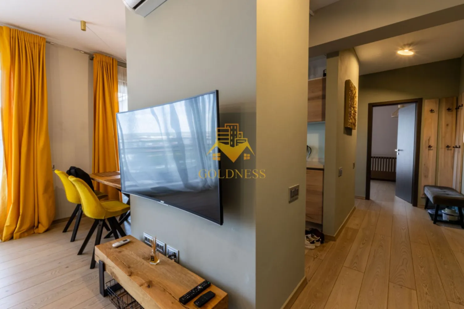 Penthouse 3 camere, Premium, bloc nou, Iris Zona Oasului,Maramuresului - GOLDNESS Imobiliare vă propune spre închiriere un apartament cu 3 camere complet mobilat și utilat, la etajul 4 într-un imobil de 4 etaje, în Cartierul Iris.
Dispune de loc de parcare subterana!
Se află în apropierea stațiilor de transport în comun, magazine, restaurante, spații verzi, farmacii, etc. 

Apartamentul este compartimentat astfel:
 - dormitor cu pat matrimonial, dressing, noptiere
 - dormitor dotat cu două paturi, spațiu generos pentru depozitare și birou pentru lucru/studiu.
 - living cu bucatarie open space complet utilată și mobilată, canapea extensibilă, loc de servit masa 
 - baie cu cabina de dus, calorifer port prosop și dulap pentru depozitare.
 - baie de serviciu
 - terasa de 10 mp.
 - balcon de 5 mp

Imobilul este dotat cu toate cele necesare- centrală proprie, frigider, aragaz, hotă, mașină de spălat haine, etc. 

Dacă sunteți interesați de acest apartament și doriți să îl vizionați, dar și pentru alte oferte nu ezitați să ne contactați telefonic sau prin e-mail. Vă stăm la dispoziție!
Pentru intermediere se percepe un comision de 50% din prețul chiriei!