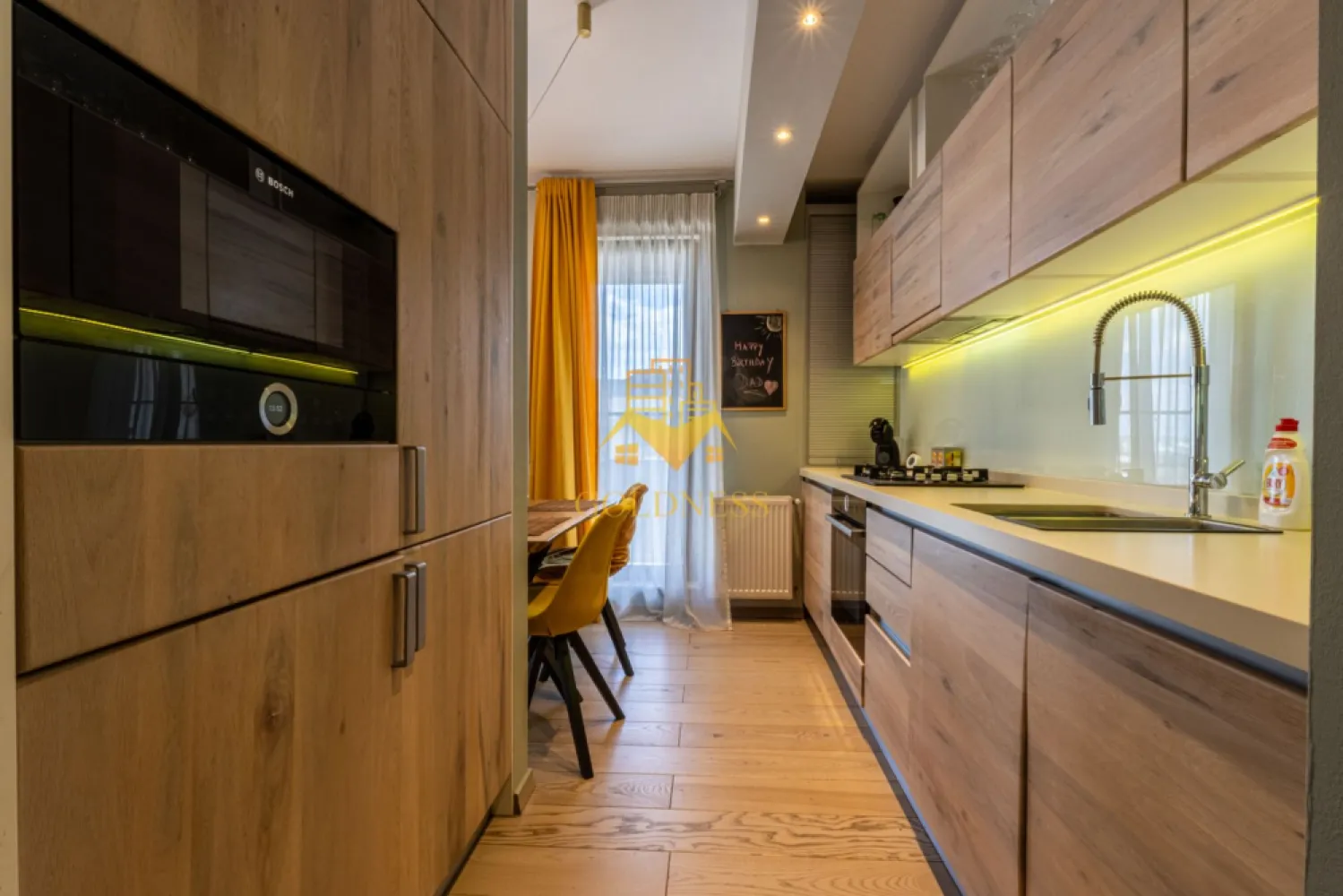 Penthouse 3 camere, Premium, bloc nou, Iris Zona Oasului,Maramuresului - GOLDNESS Imobiliare vă propune spre închiriere un apartament cu 3 camere complet mobilat și utilat, la etajul 4 într-un imobil de 4 etaje, în Cartierul Iris.
Dispune de loc de parcare subterana!
Se află în apropierea stațiilor de transport în comun, magazine, restaurante, spații verzi, farmacii, etc. 

Apartamentul este compartimentat astfel:
 - dormitor cu pat matrimonial, dressing, noptiere
 - dormitor dotat cu două paturi, spațiu generos pentru depozitare și birou pentru lucru/studiu.
 - living cu bucatarie open space complet utilată și mobilată, canapea extensibilă, loc de servit masa 
 - baie cu cabina de dus, calorifer port prosop și dulap pentru depozitare.
 - baie de serviciu
 - terasa de 10 mp.
 - balcon de 5 mp

Imobilul este dotat cu toate cele necesare- centrală proprie, frigider, aragaz, hotă, mașină de spălat haine, etc. 

Dacă sunteți interesați de acest apartament și doriți să îl vizionați, dar și pentru alte oferte nu ezitați să ne contactați telefonic sau prin e-mail. Vă stăm la dispoziție!
Pentru intermediere se percepe un comision de 50% din prețul chiriei!